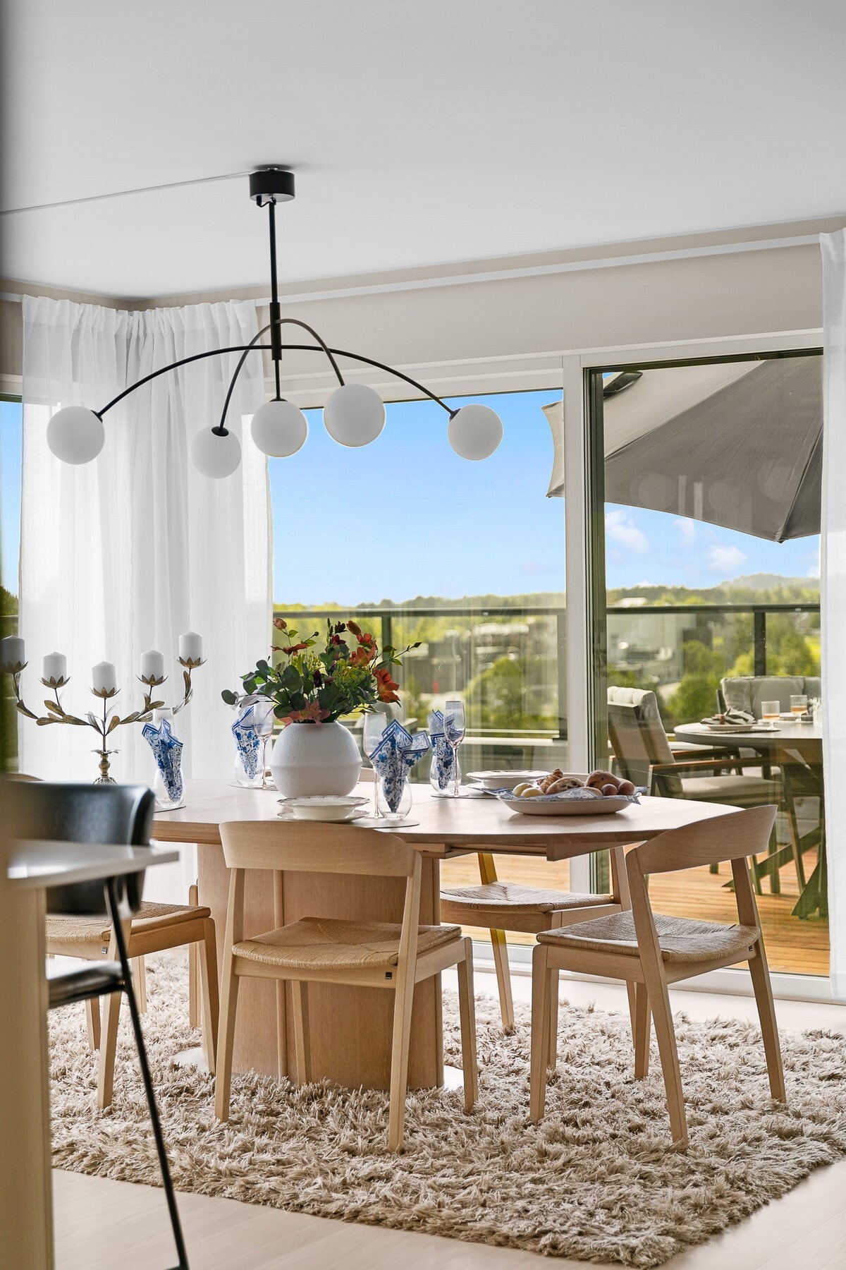 Store vindusflater slipper inn mye naturlig lys Galleribilde