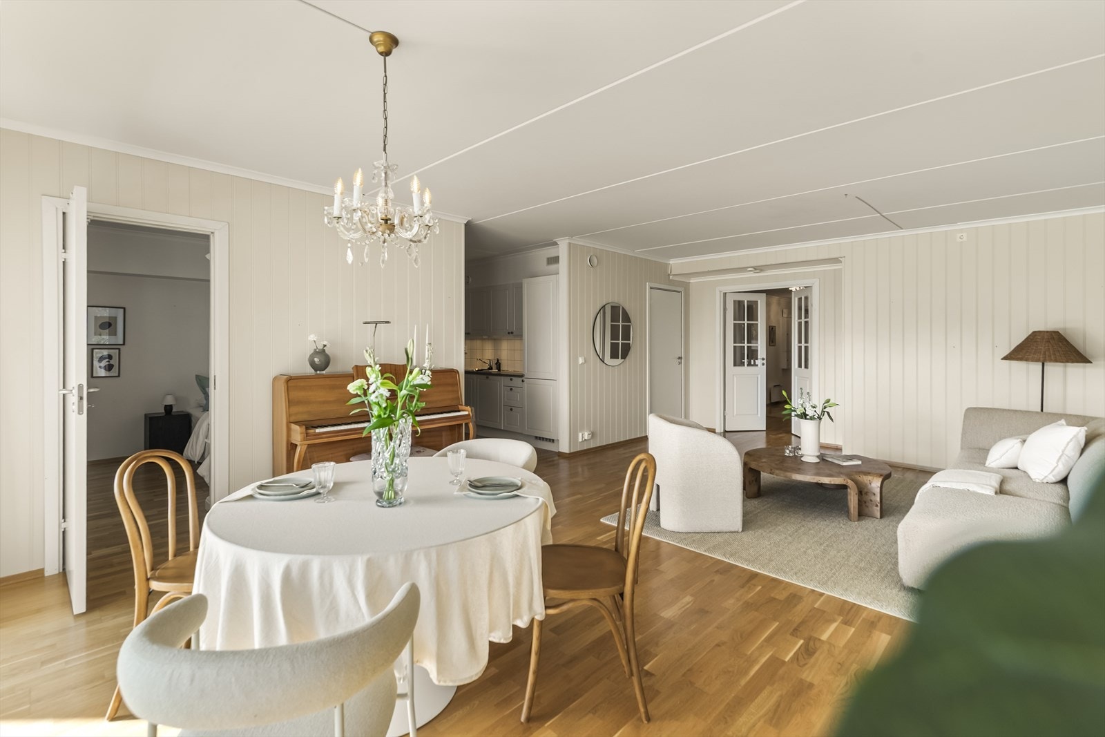 Overflatene er lyse og tidløse så her kan det enkelt settes et personlig preg. Parketten bidrar til en varm og innbydende atmosfære i boligen. Galleribilde