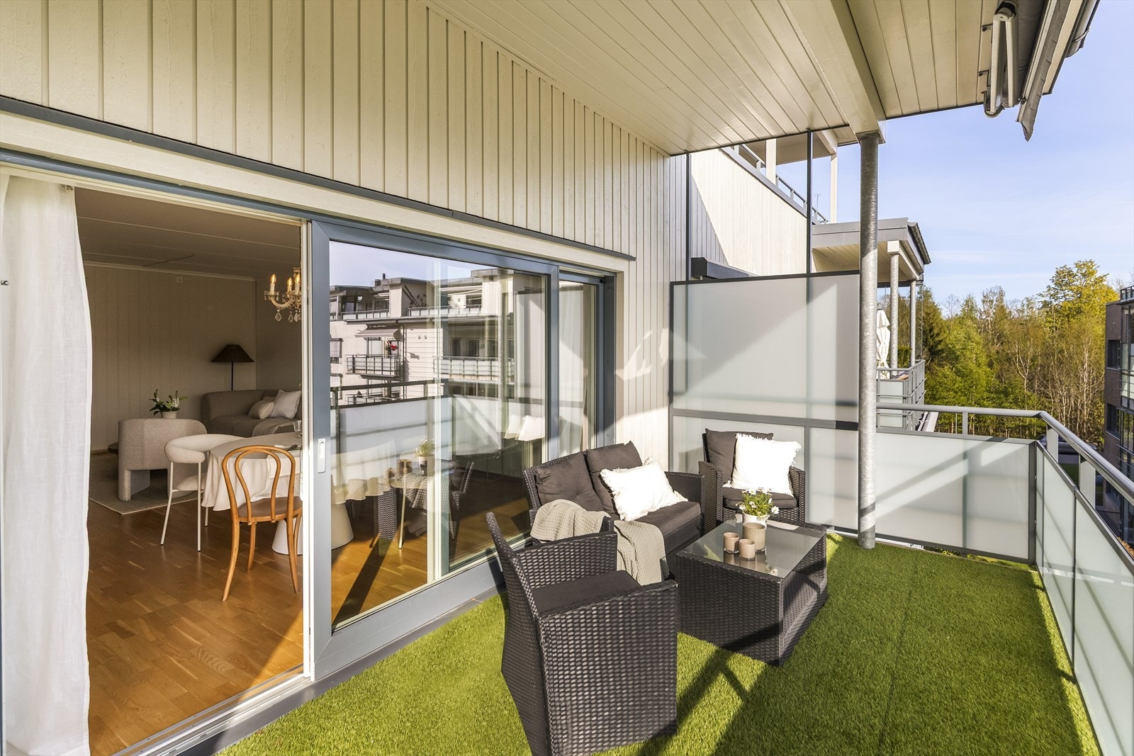 Leiligheten har er stor og deilig terrasse på ca. 17 kvm beliggende mot vest med adkomst fra stuen. Her kan du nyte solen fra tidlig morgen til kveld. Galleribilde