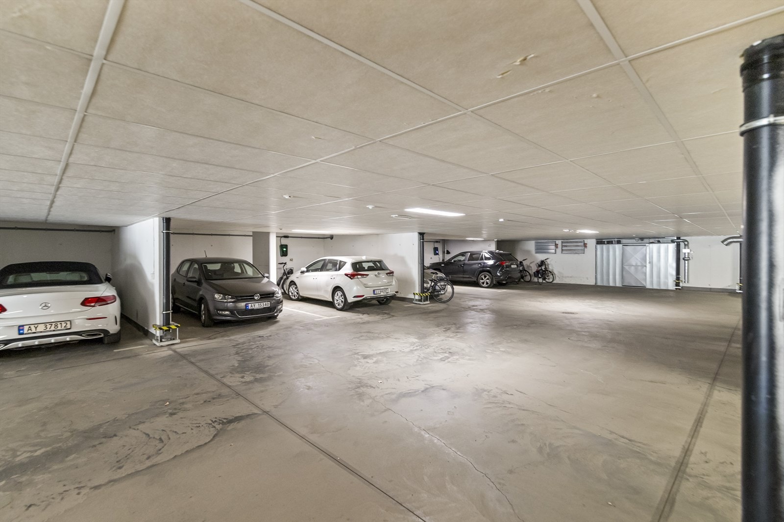 Egen garasjeplass medfølger leiligheten. Fra garasjekjelleren tar du heis direkte opp til utvendige svalgang hvor man går tørrskodd frem til egen bolig. Galleribilde