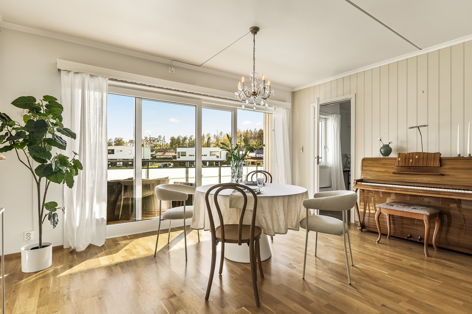 Stuen har også fint plass til stor spisestue hvor familie og venner kan samles for hyggelige samtaler og gode måltider. Galleribilde