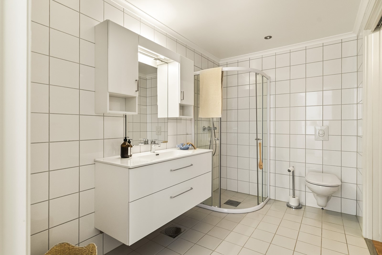 Stort og deilig bad med flislagte vegger og flislagte gulv med varmekabler. Innfelte downlights i himling med nivåjustering. Galleribilde