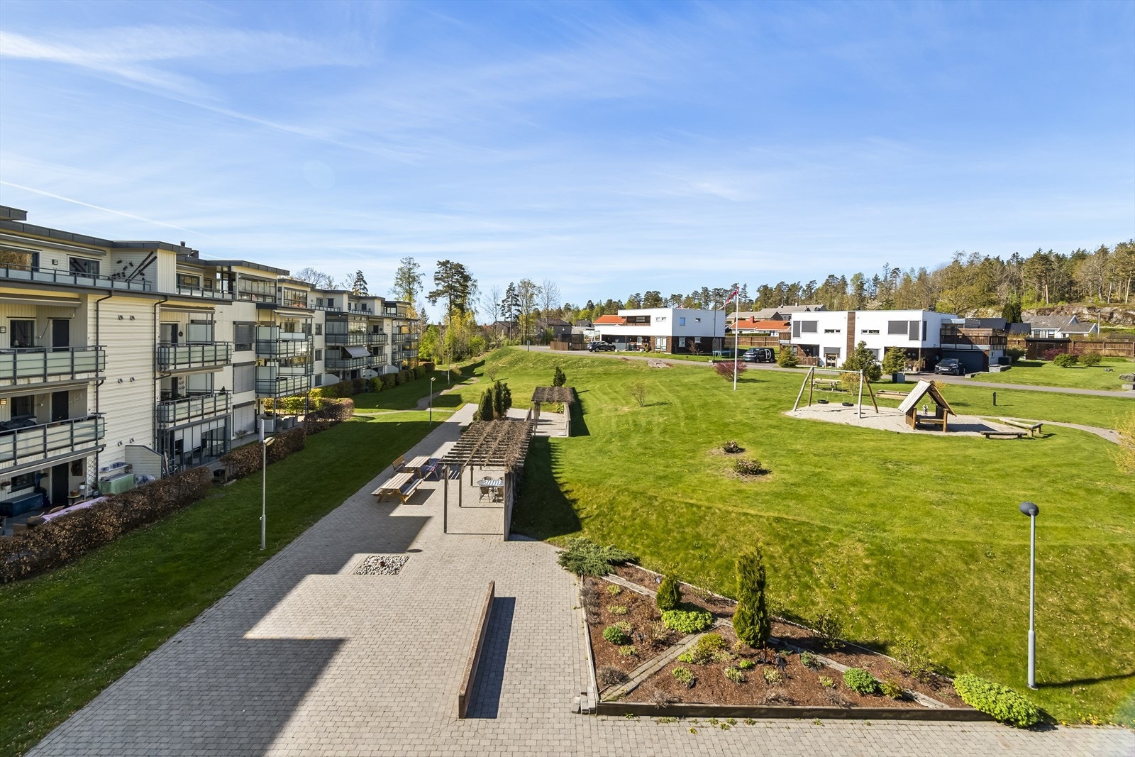 Herfra har du gangavstand til dagligvareforretning på Råel og kort vei til bl.a. Olsrød Park bl.a. dagligvareforretning, svømmehall og treningssenter. Galleribilde