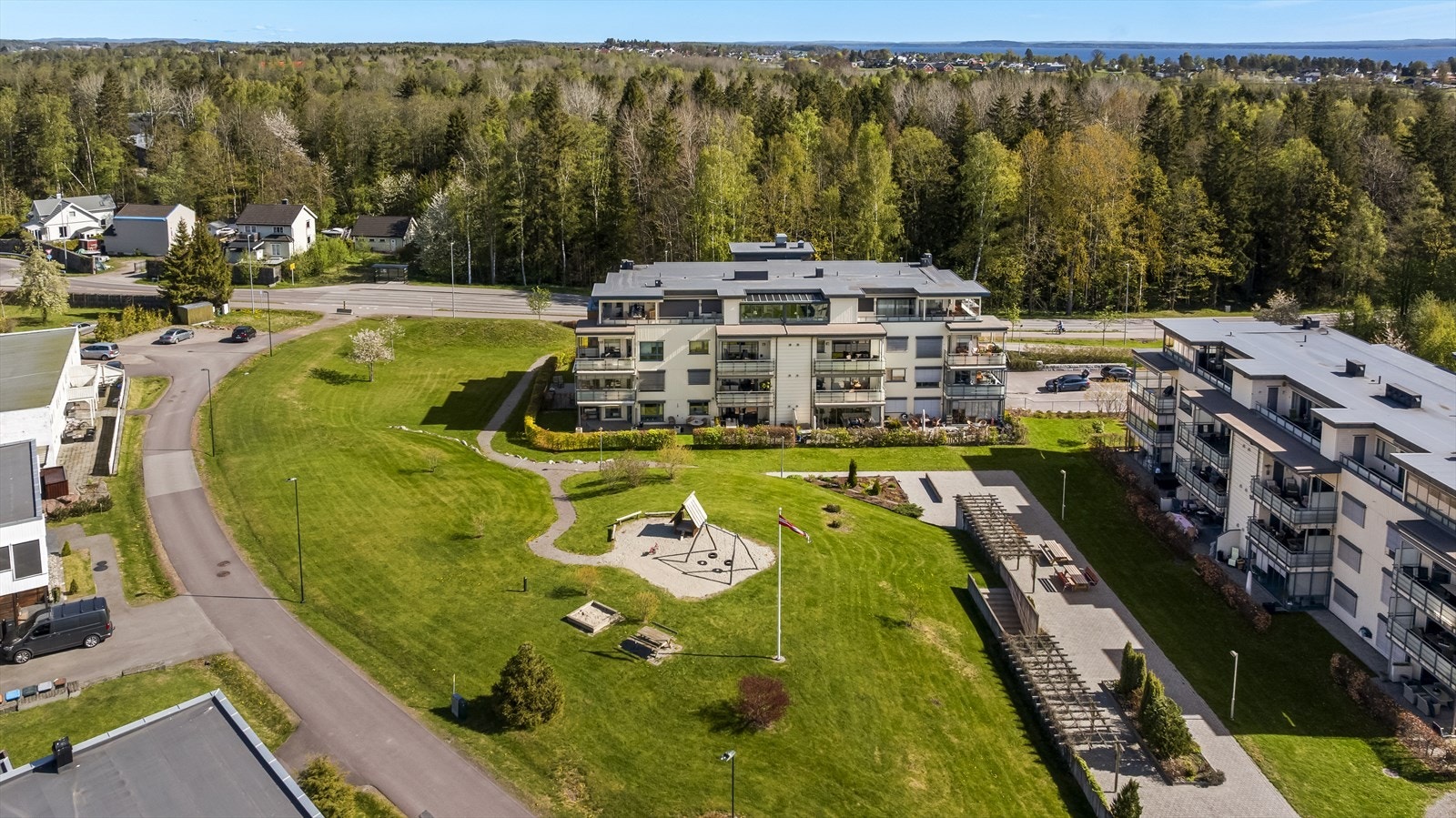 Fellesområdet er også utformet med noen lekemuligheter. Her vil også benker og fast dekke, pergola med klatrevegetasjon og staudebed danne rammen rundt et hyggelig møtested for alle beboere. Galleribilde