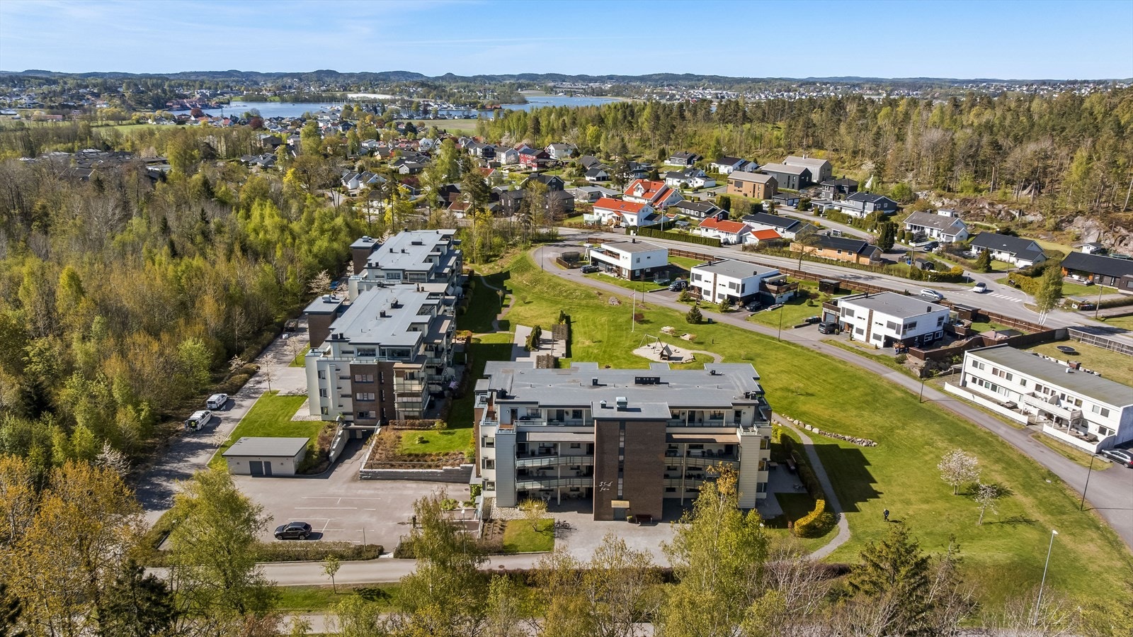 Tomten er felles for sameiet. Alt av vedlikehold som snørydding, gressklipping og øvrig vedlikehold av fellesarealene blir utført via vaktmestertjenester. Galleribilde
