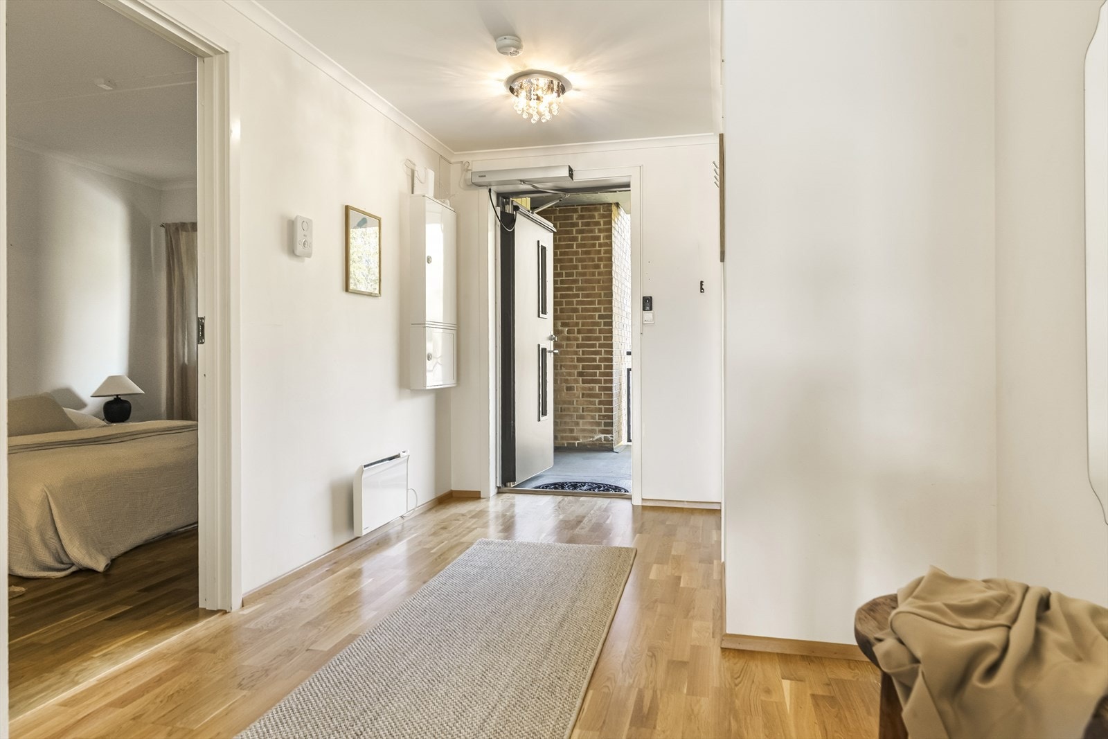 Entréen er både lys og romslig som bidrar til et godt førsteinntrykk av leiligheten. Galleribilde