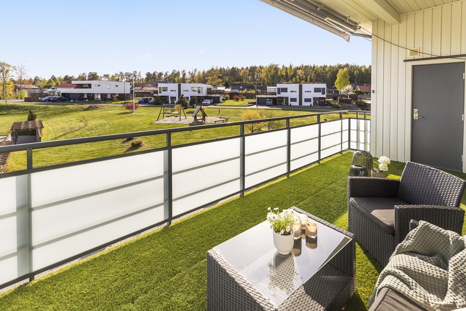 Egen, sydvestvendt terrasse med både gode sol- og utsiktsforhold. Galleribilde