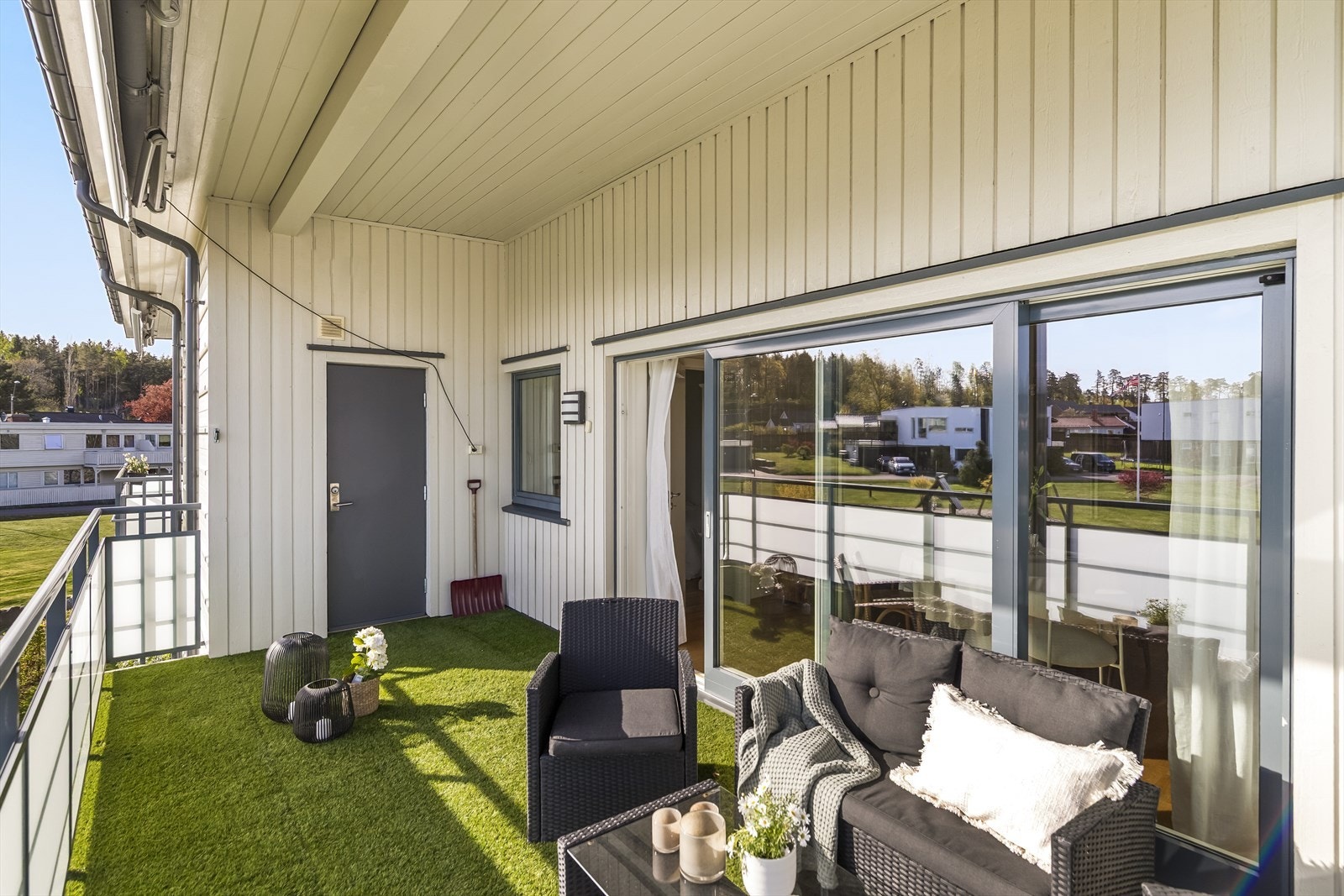Terrassen er overbygget og i tillegg har selger montert elektrisk terrassemarkise. Skjermvegger/boder på hver side gjør at du sitter svært usjenert! Galleribilde