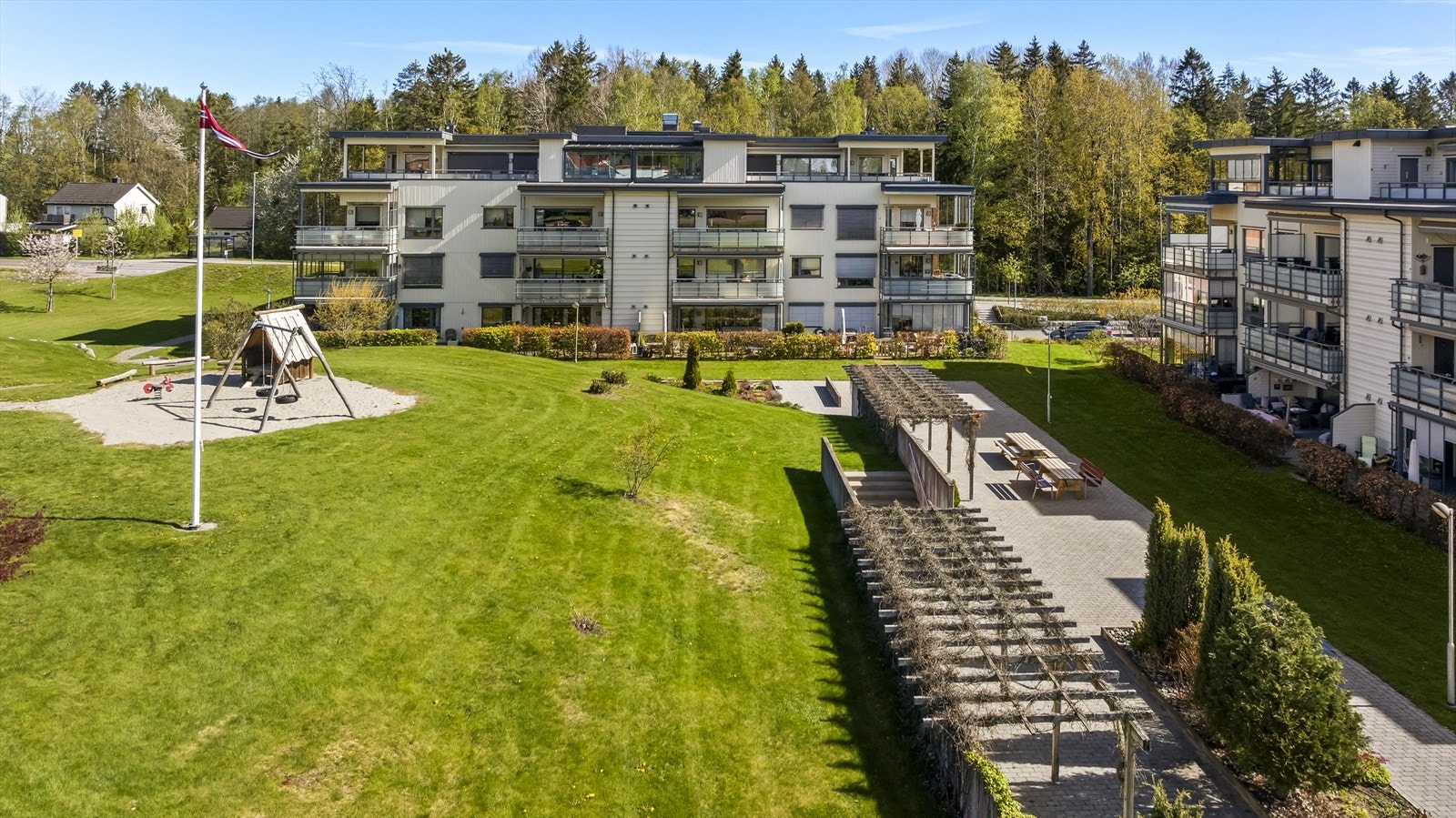 Fellesarealene er pent tilpasset det varierte terrenget tomten ligger på. Det er videre etablert asfalterte interveier, rikelig med prydbusker og nyplantende løv-/aletrær. Galleribilde