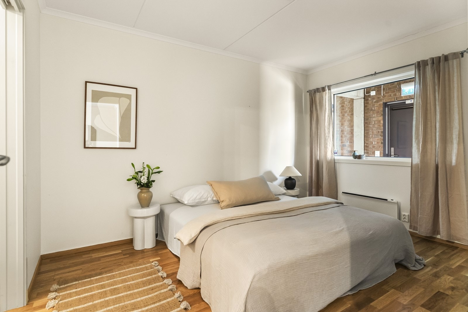 Leiligheten byr videre på 3 lyse og trivelige soverom med god plass til seng og tilhørende møblement. Galleribilde