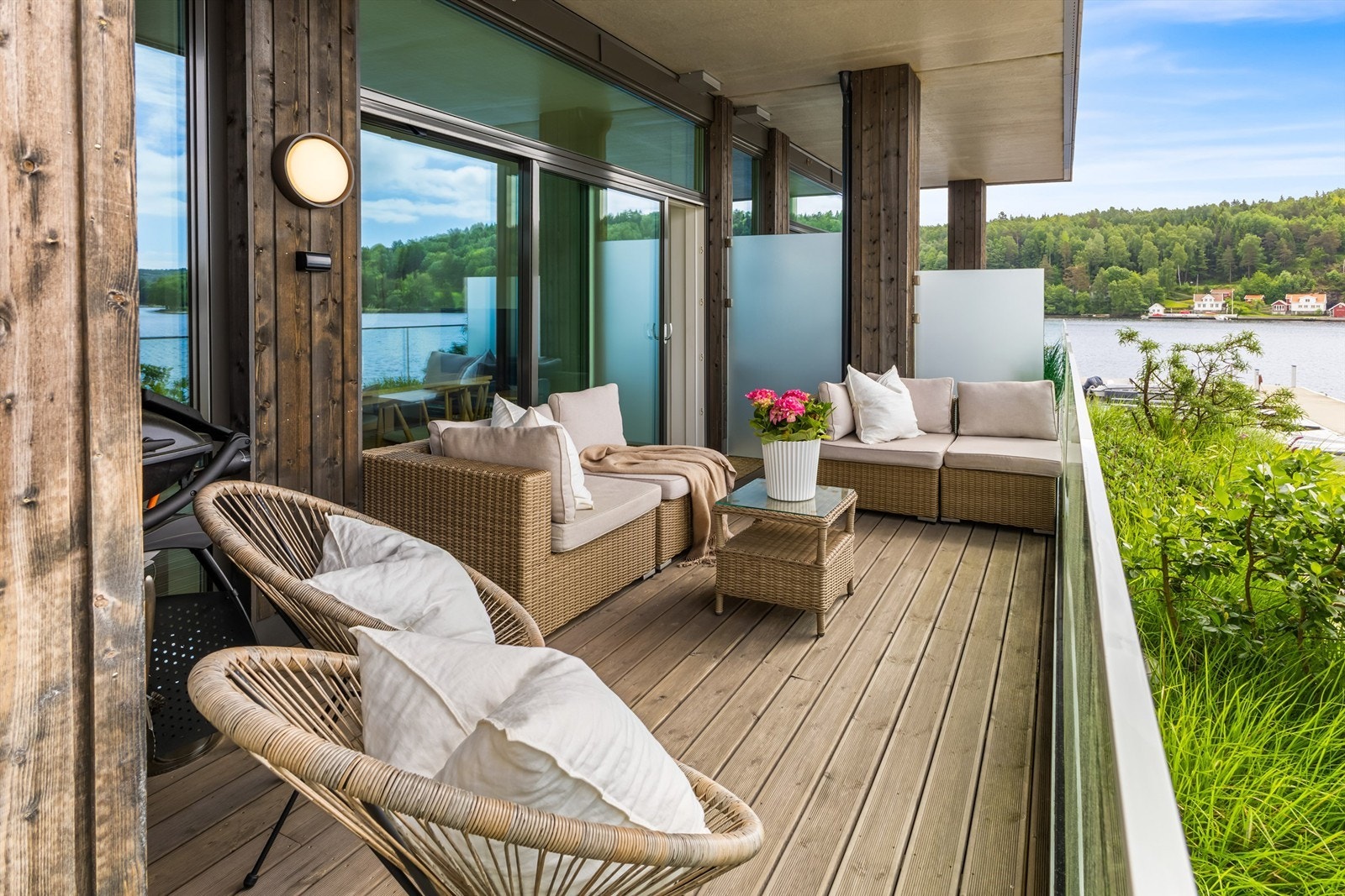 Hovedterrassen utenfor stuen er på 13 m² og har rekkverk i glass som sikrer utsikten. Galleribilde