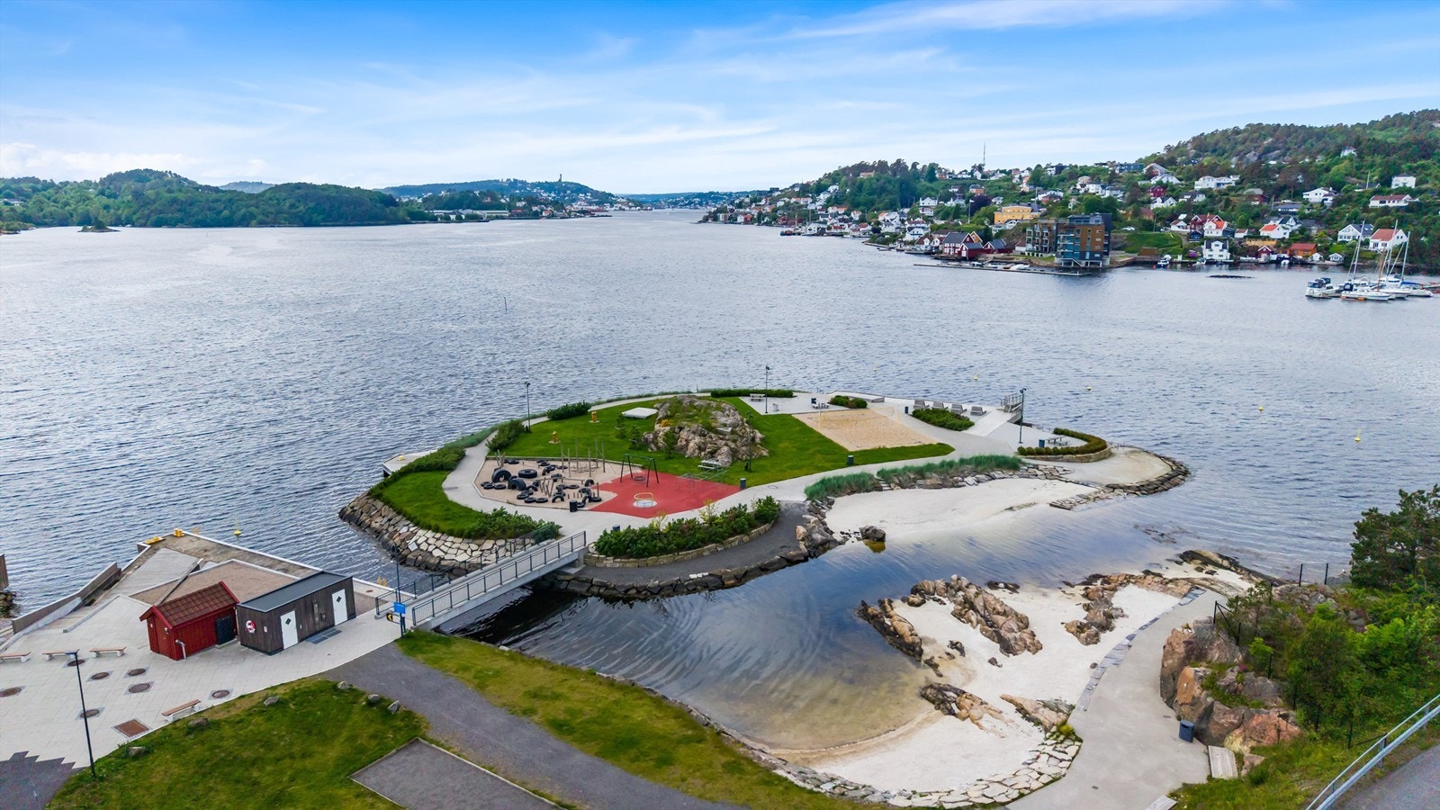 Løkholmen badeplass ligger i umiddelbar nærhet, med sandstrand og svaberg. Galleribilde