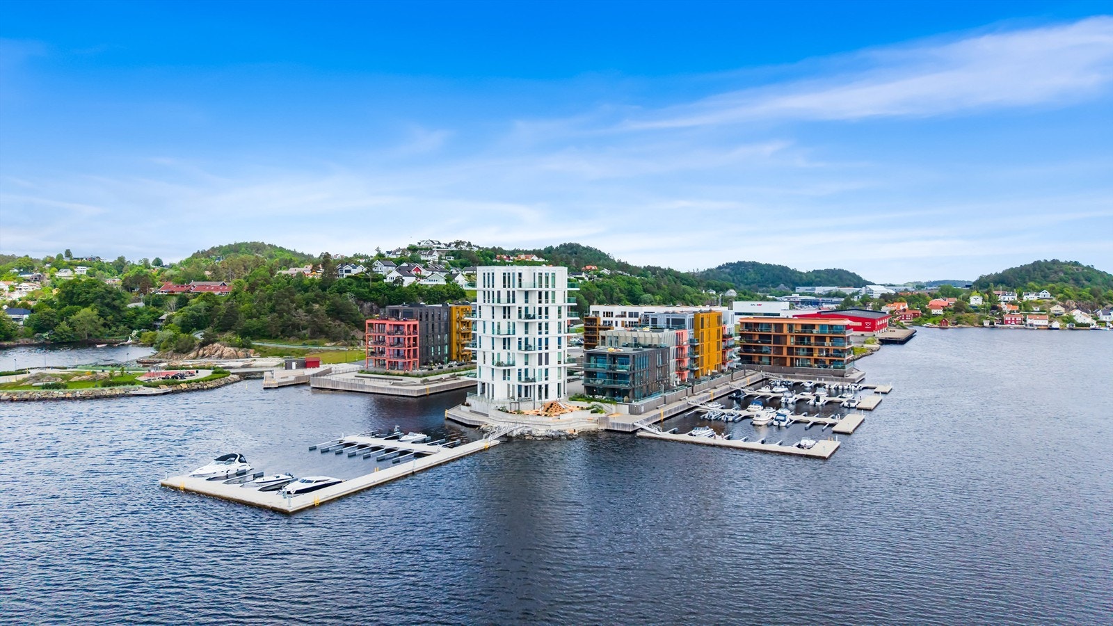 Oversikt over Vindholmen, en moderne bydel bygget ut med boliger og marina. Galleribilde