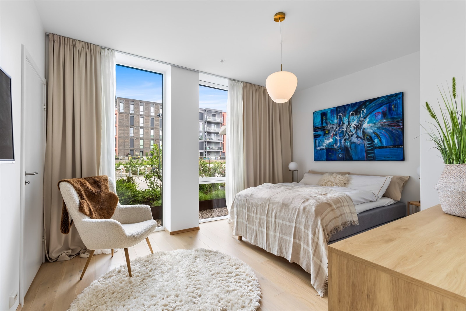 Hovedsoverommet har parkett på gulv og god plass til dobbeltseng og garderobeløsning. Galleribilde