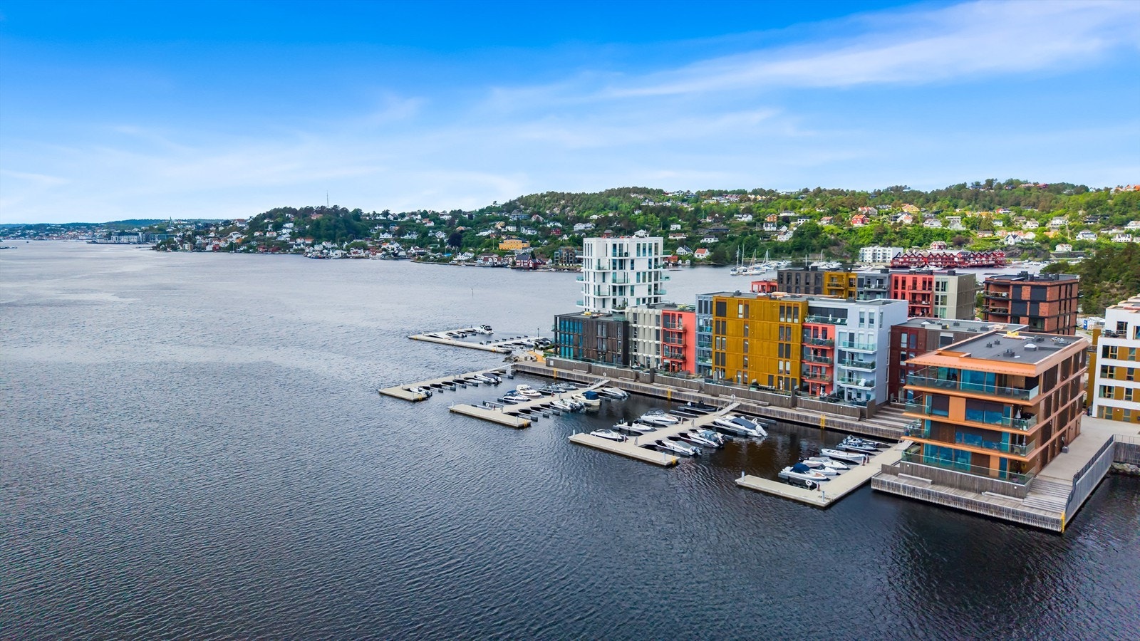 Leiligheten disponerer egen garasjeplass med elbillader og en ekstern bod i underetasjen. Galleribilde