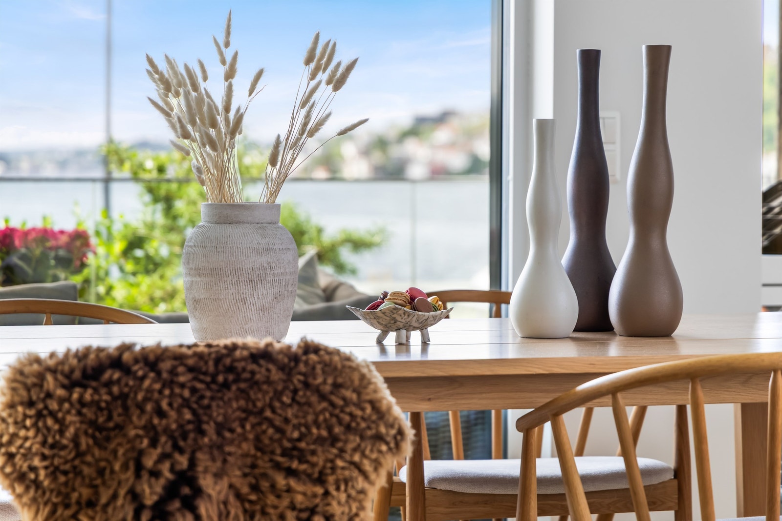 Store vindusflater fra gulv til tak slipper inn rikelig med dagslys og rammer inn utsikten. Galleribilde