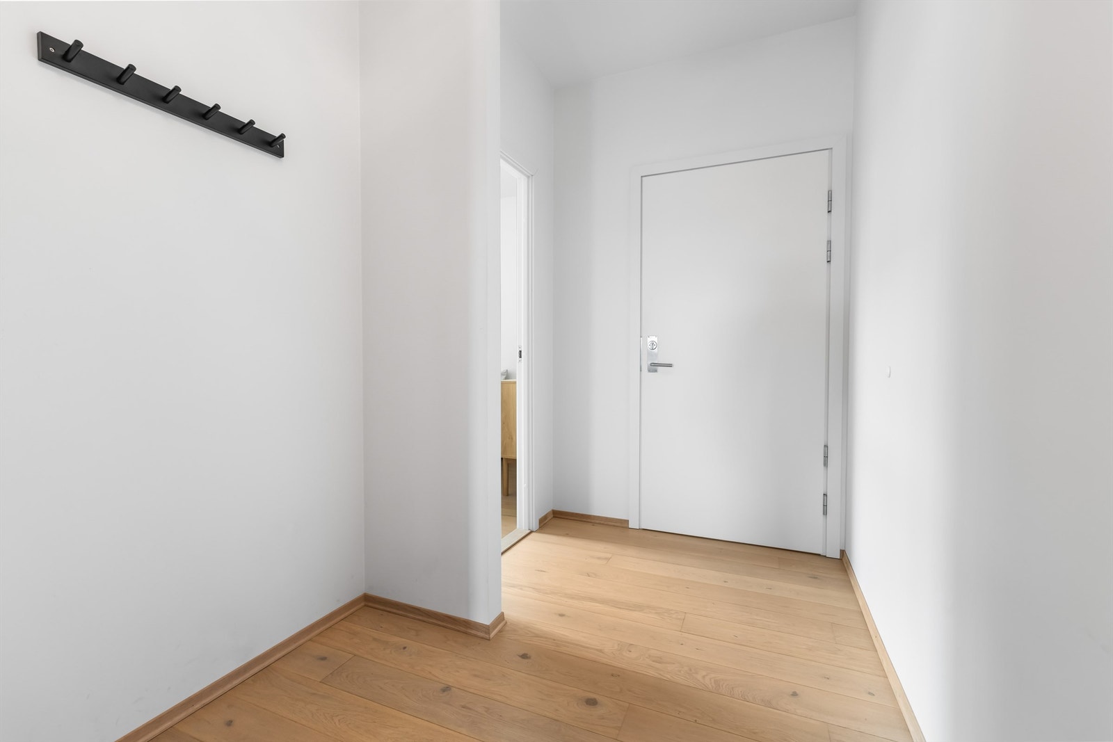 Entréen har parkett på gulv og adkomst til en praktisk innvendig bod. Galleribilde