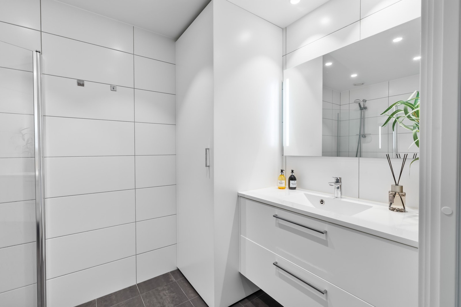 Badet er en prefabrikkert modul fra byggeåret, med flislagt gulv med gulvvarme og opplegg for vaskemaskin. Galleribilde