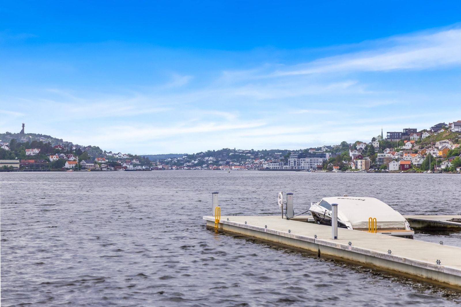Fra Vindholmen er det kort vei inn til Arendal sentrum, kun 8 minutter med bil. Galleribilde