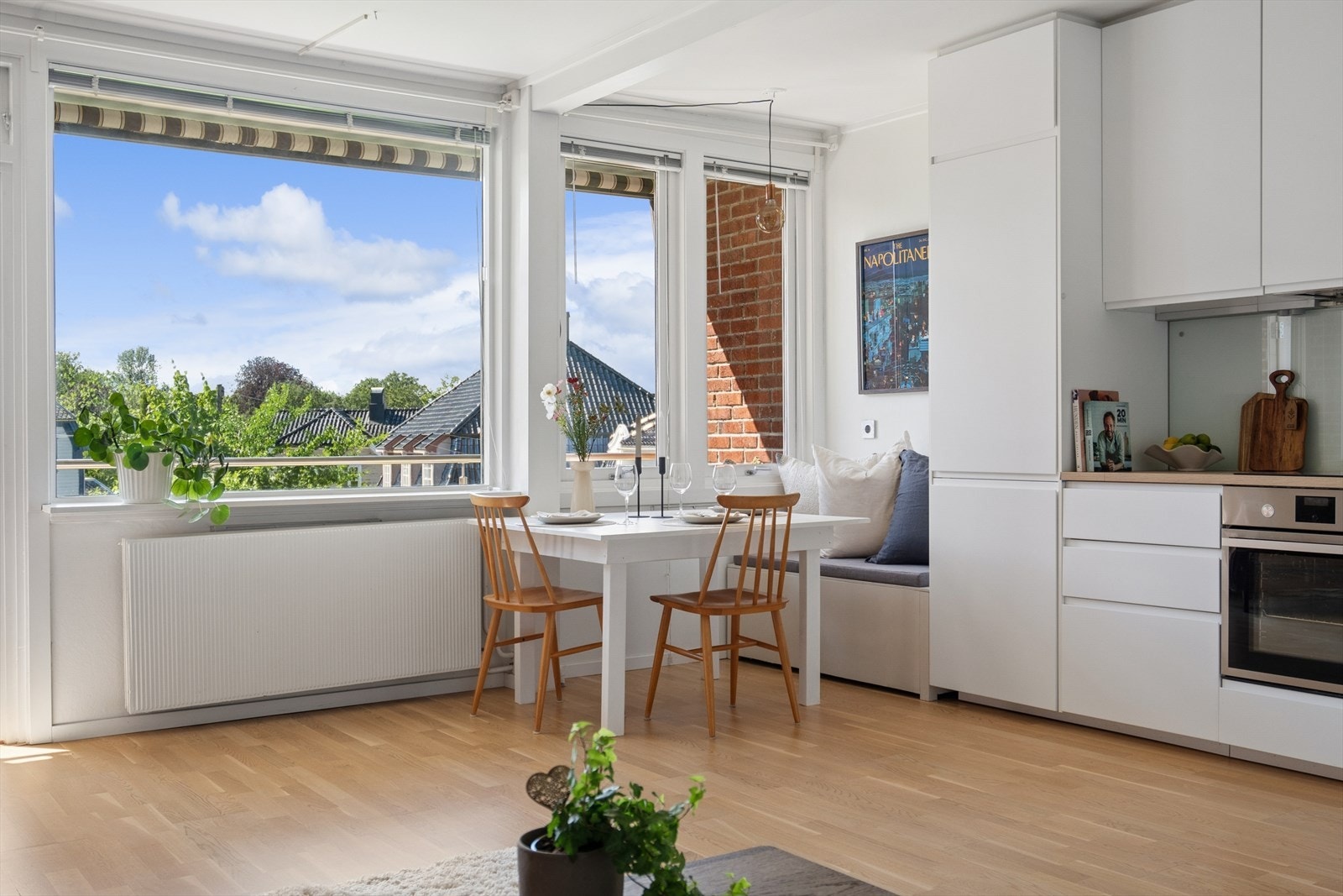 Naturlig spiseplass i åpen løsning mot kjøkken, med utsyn og gode lysforhold. Galleribilde