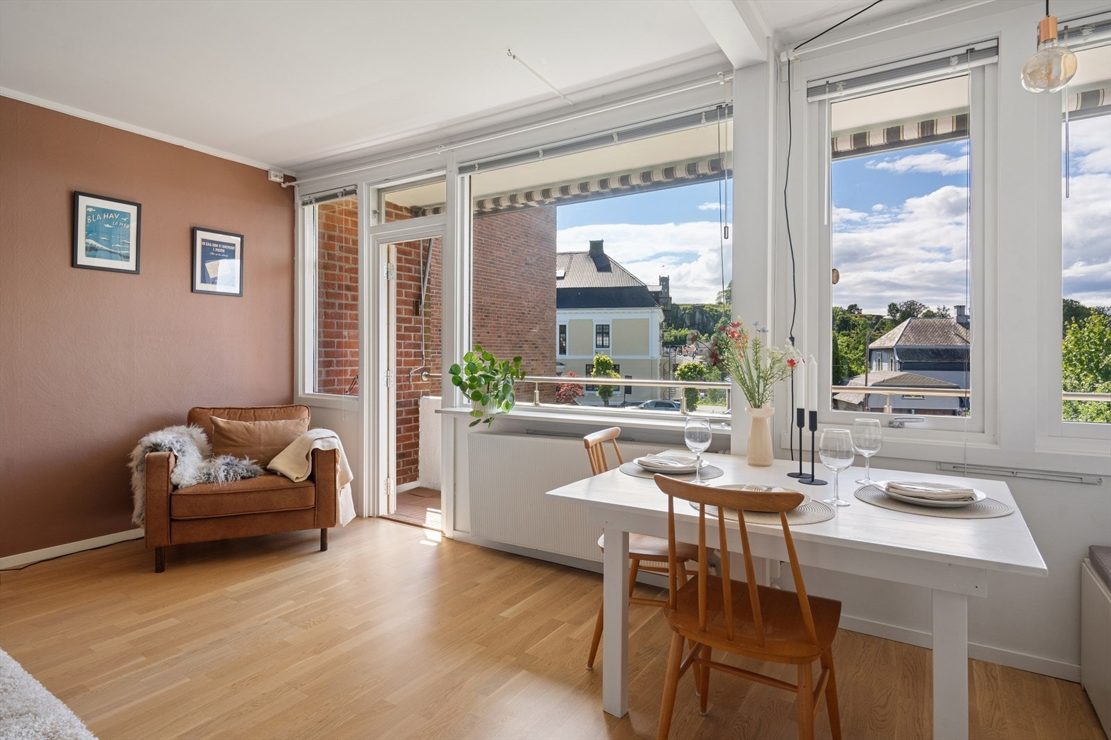 Radiator plassert under vindu bidrar til jevn oppvarming og god komfort i oppholdsrommet. Fra stuen er det utgang til balkong på 6 m². Galleribilde