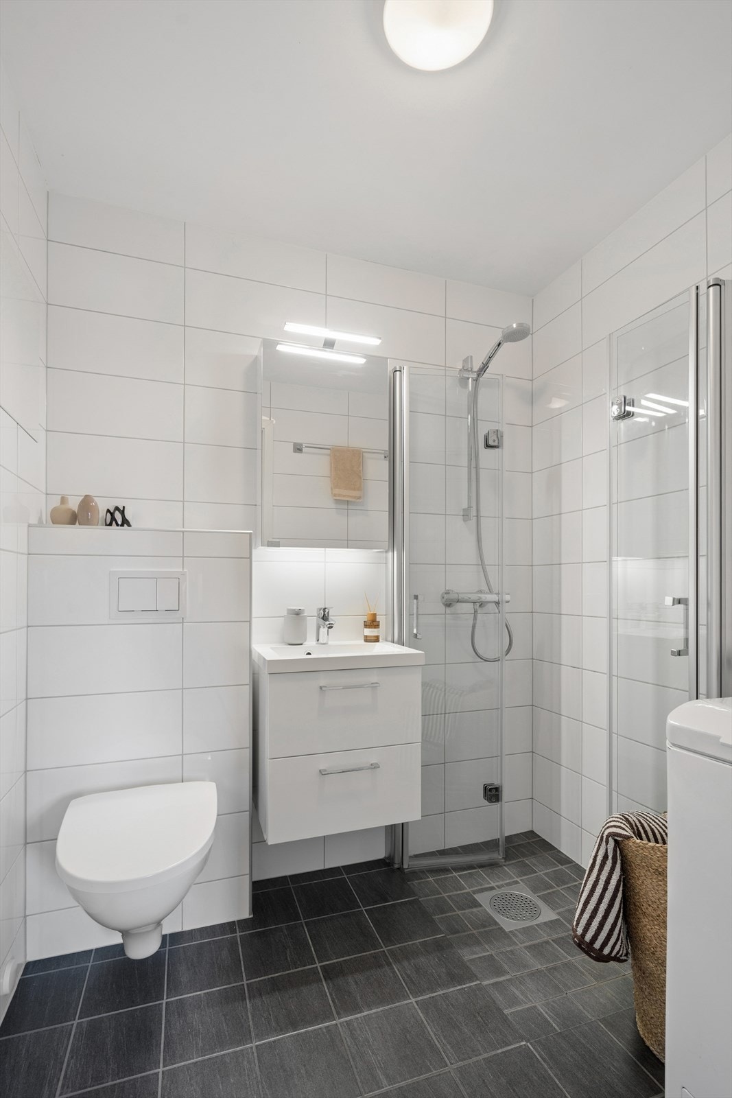 Badet er oppgradert i 2018 i regi av borettslaget og fremstår med moderne og tidløse materialvalg. Rommet er helfliset med fliser på vegger og gulv, og er utstyrt med elektriske varmekabler som gir god komfort. Galleribilde
