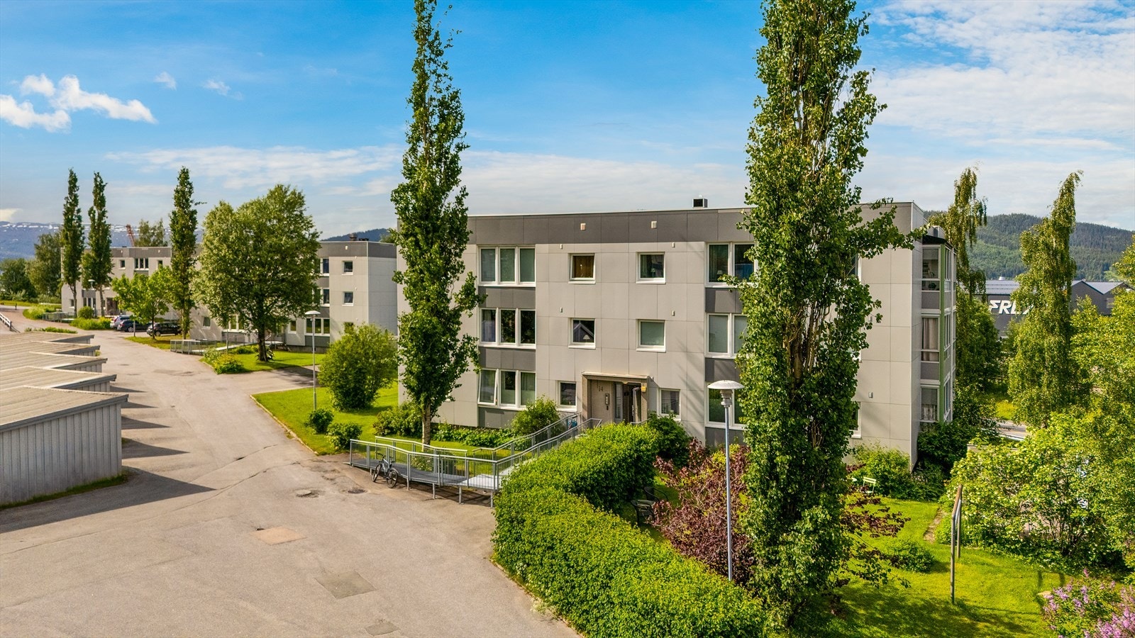 Svært lett adkomst til leiligheten, mer eller mindre rett fra bakkeplan. Galleribilde
