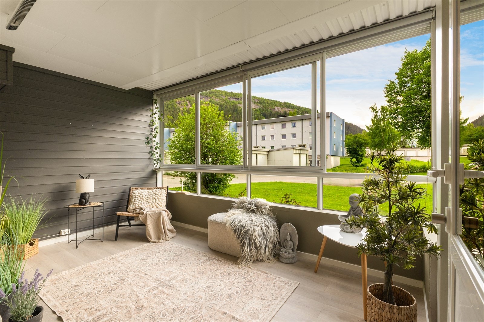 Innglasset balkong på ca. 9,7 m² gir en lun og skjermet uteplass. Denne kan brukes helårlig. Galleribilde