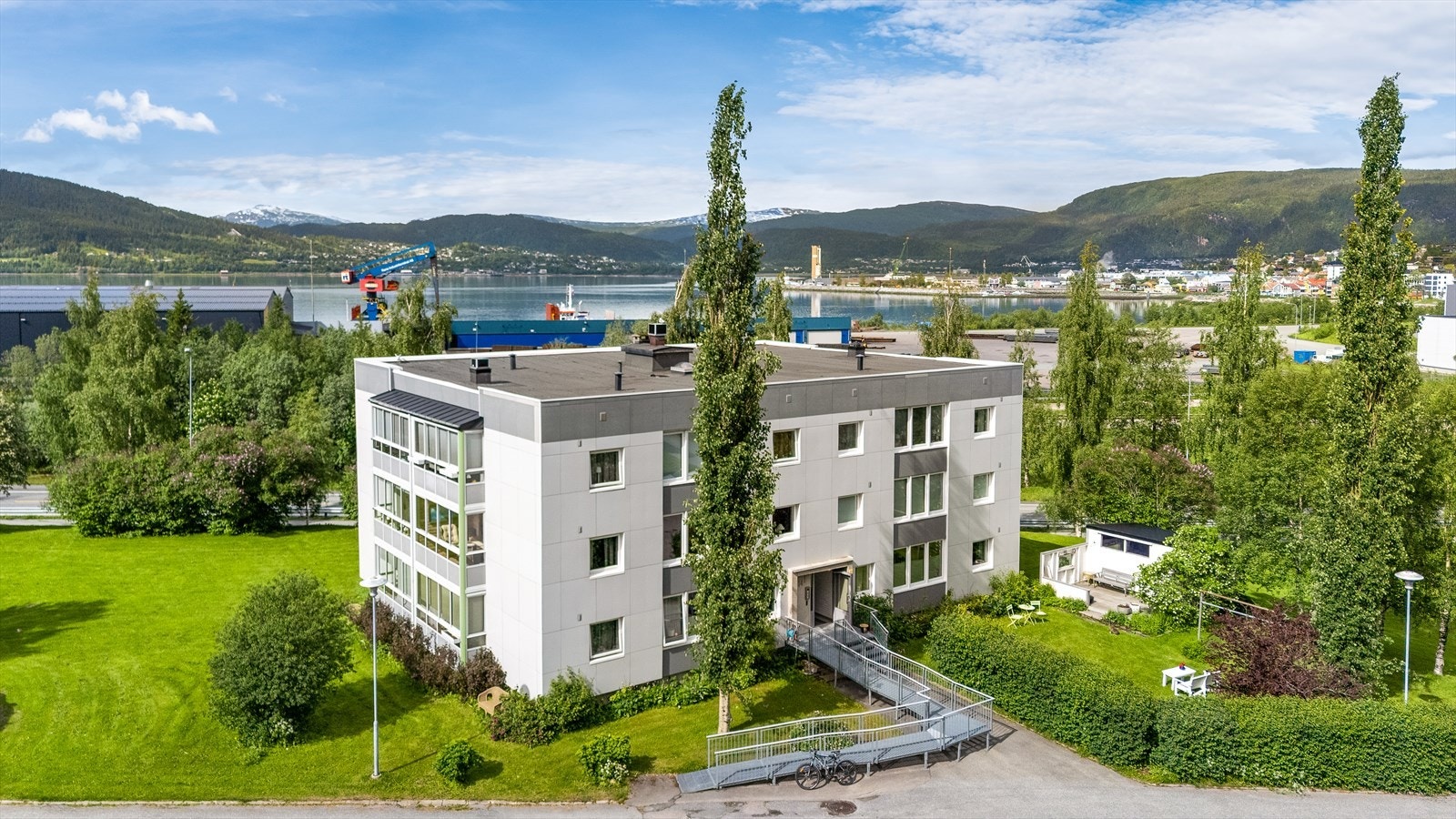 Eiendommen tilbyr en felles tomt med plen, prydbusker, sosiale soner, vaskeplass for bil og mulighet for lading av el.bil. Galleribilde