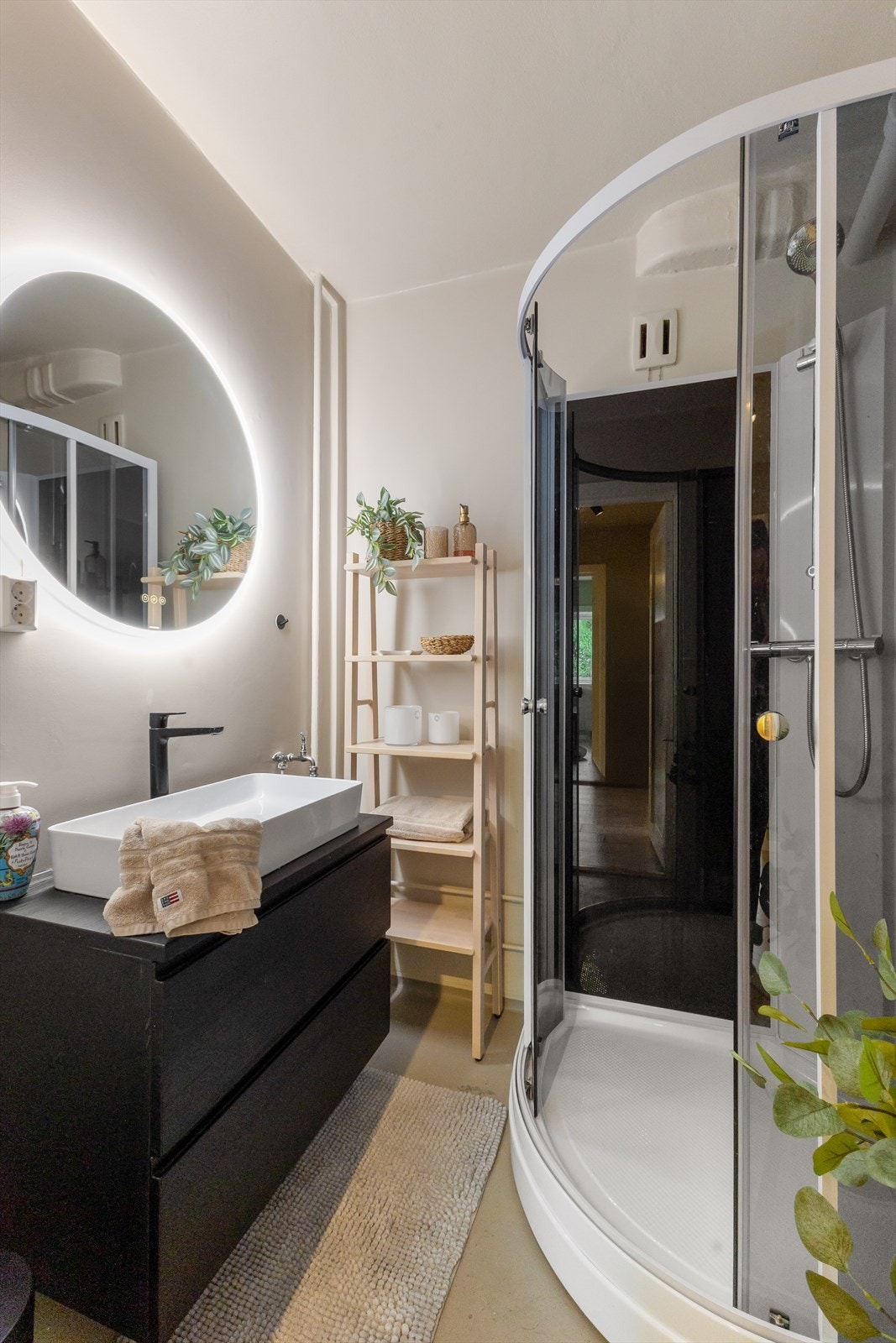 Våtrommet har dusjkabinett, moderne innredning og mekanisk avtrekk via ventil i vegg. Galleribilde