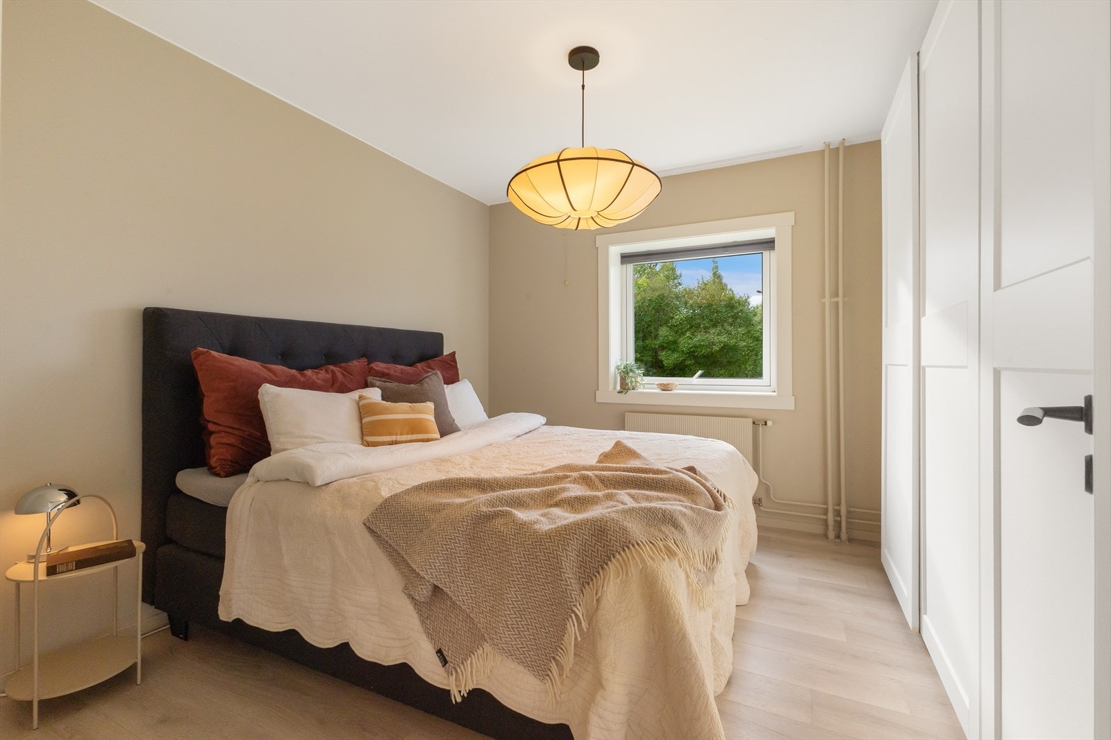 Hovedsoverommet har plass til dobbeltseng og er utstyrt med stor garderobe. Galleribilde
