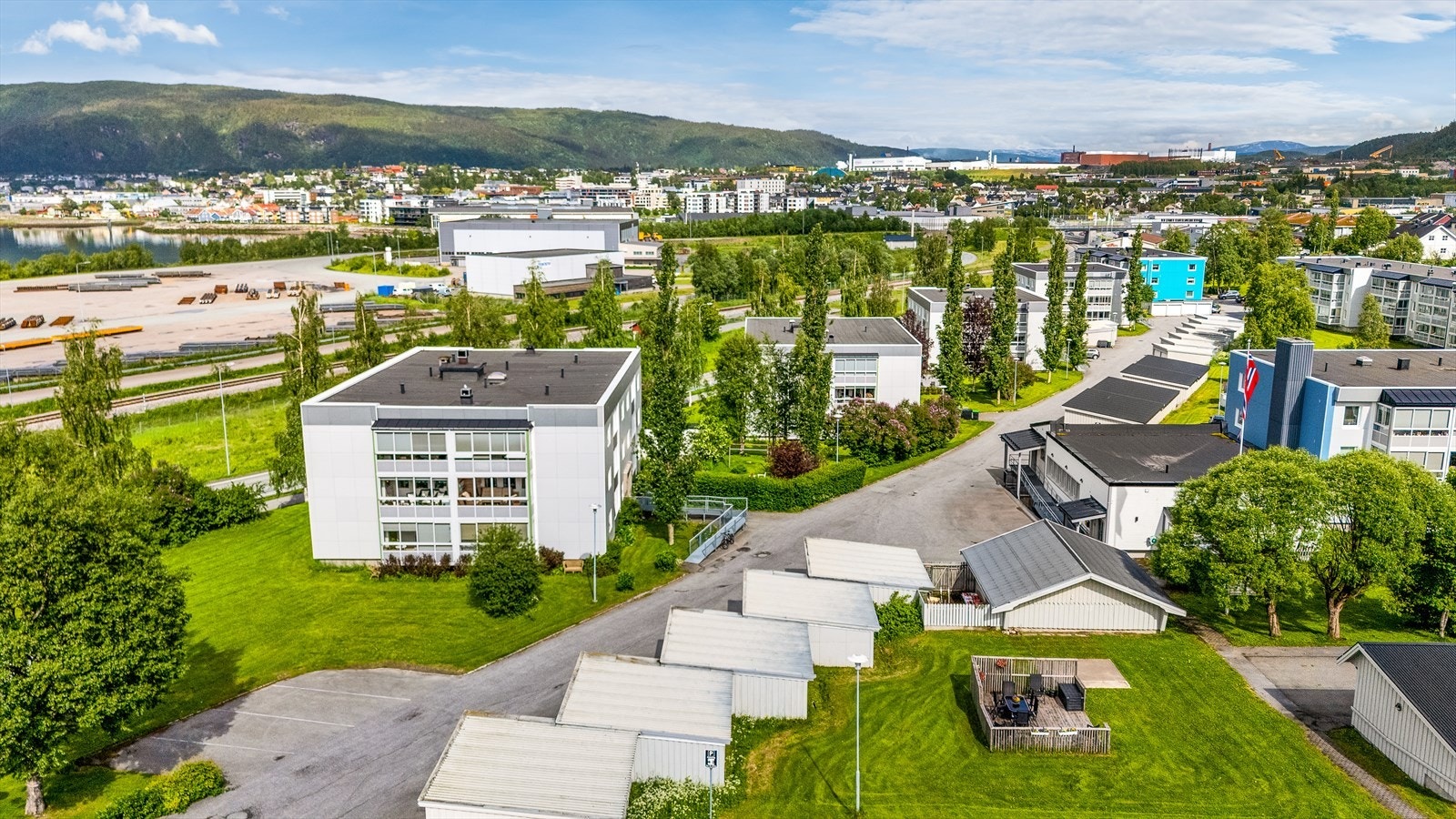 Boligen ligger sentralt med kort avstand til butikker, parker og kulturtilbud. Galleribilde