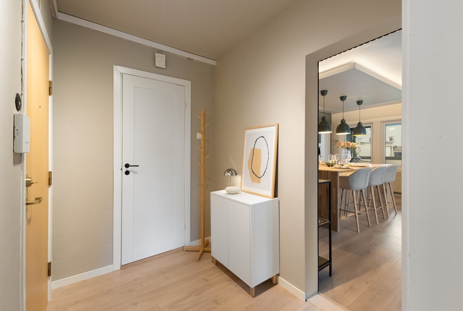 Entréen har malte vegger og laminatgulv som gir en praktisk inngangssone. Galleribilde