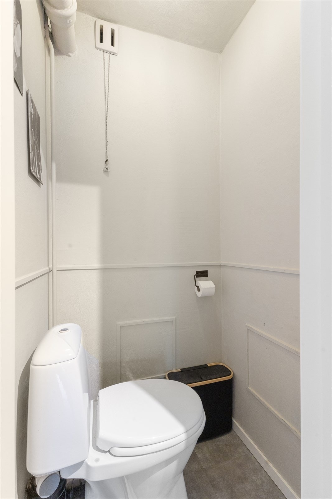 Toalettrommet er utstyrt med gulvmontert toalett og ventilasjon via mekanisk avtrekk i vegg. Galleribilde