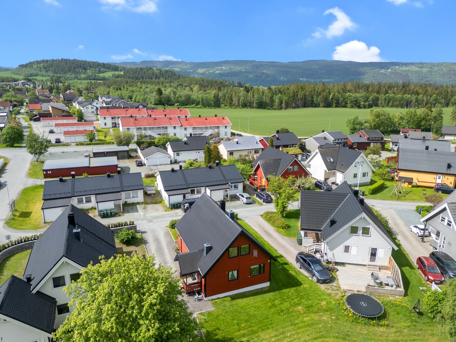 Fra Brekkåsen er det ca. 8 minutter til Melhus sentrum. Galleribilde