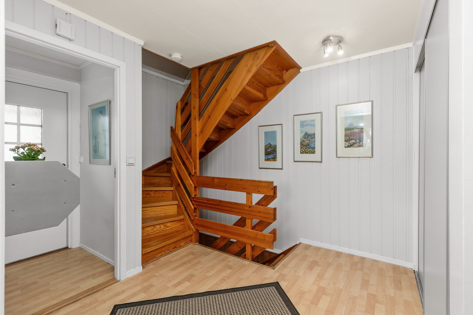 Trapp til loft og kjeller. Gangene er på 10,9m². Galleribilde