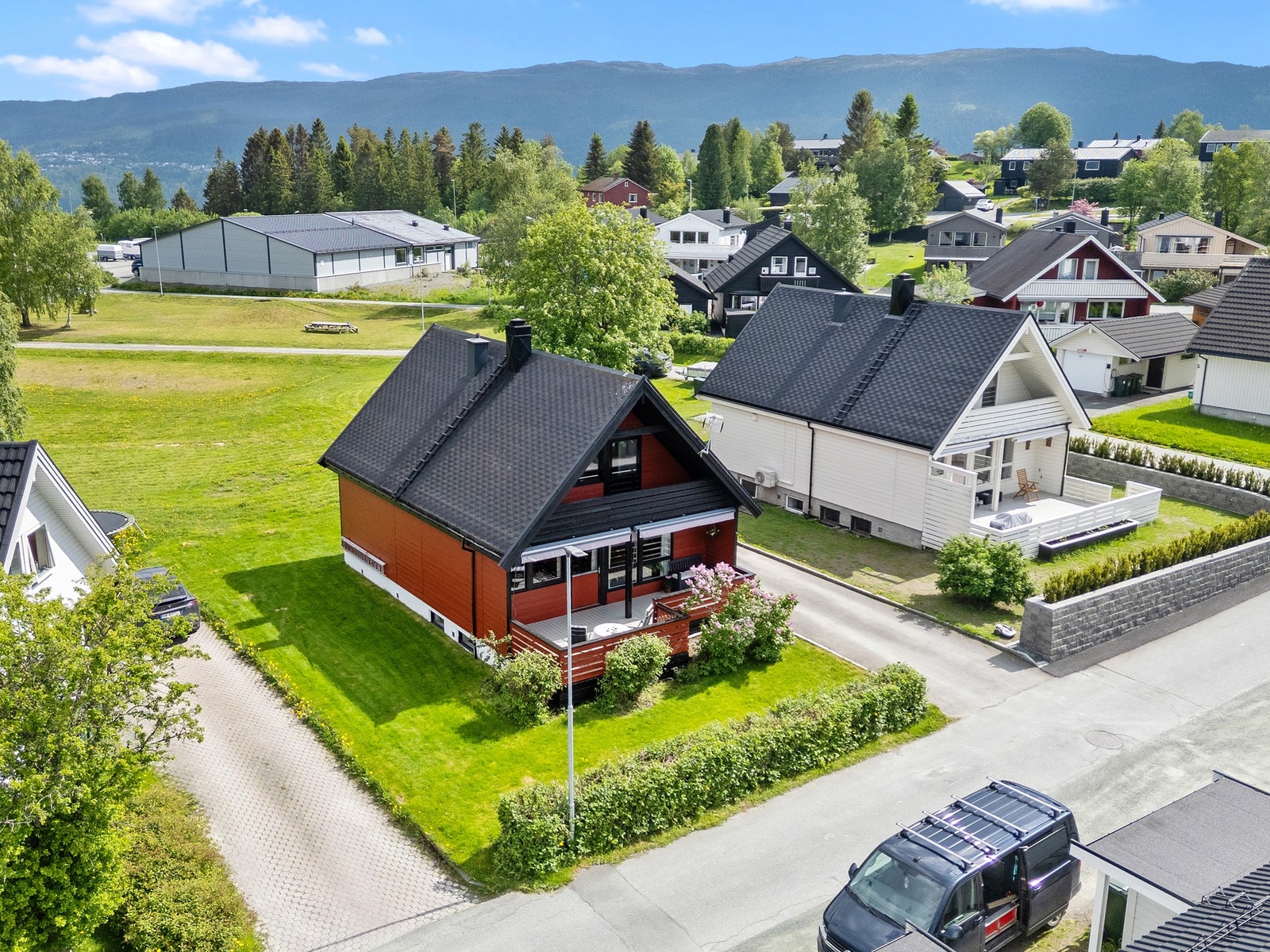 Her presenteres en velholdt enebolig med sentral beliggenhet Brekkåsen. Galleribilde
