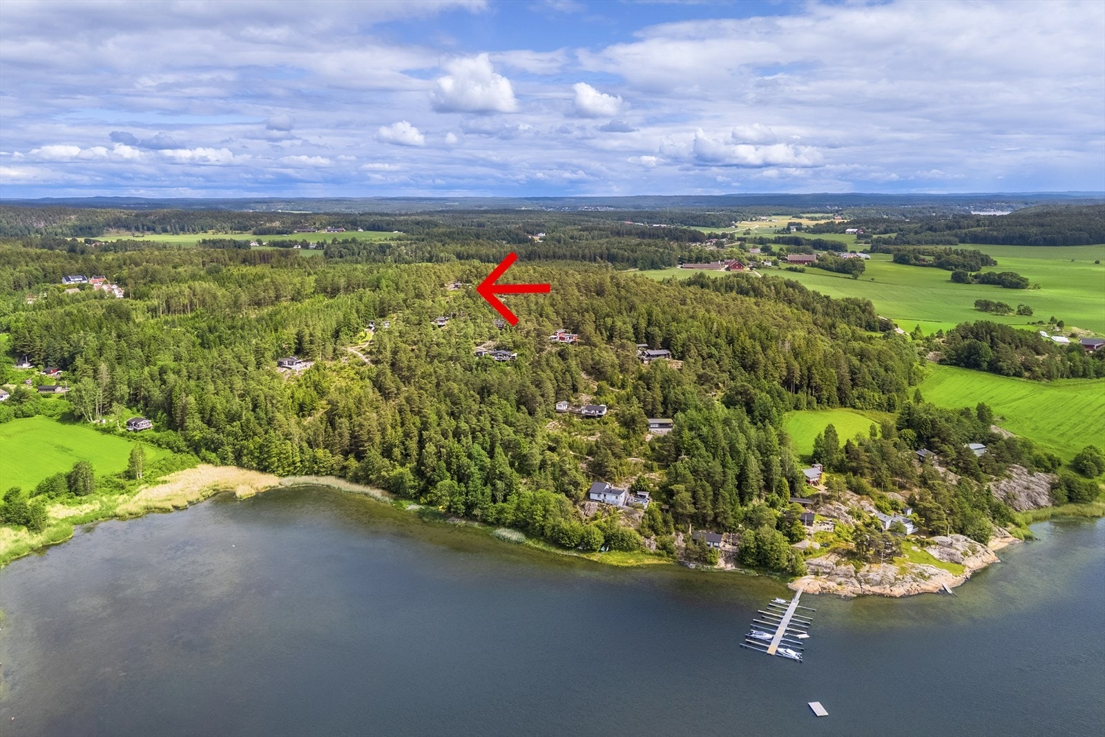 Hytta ligger øverst på åsen - helt usjenert Galleribilde