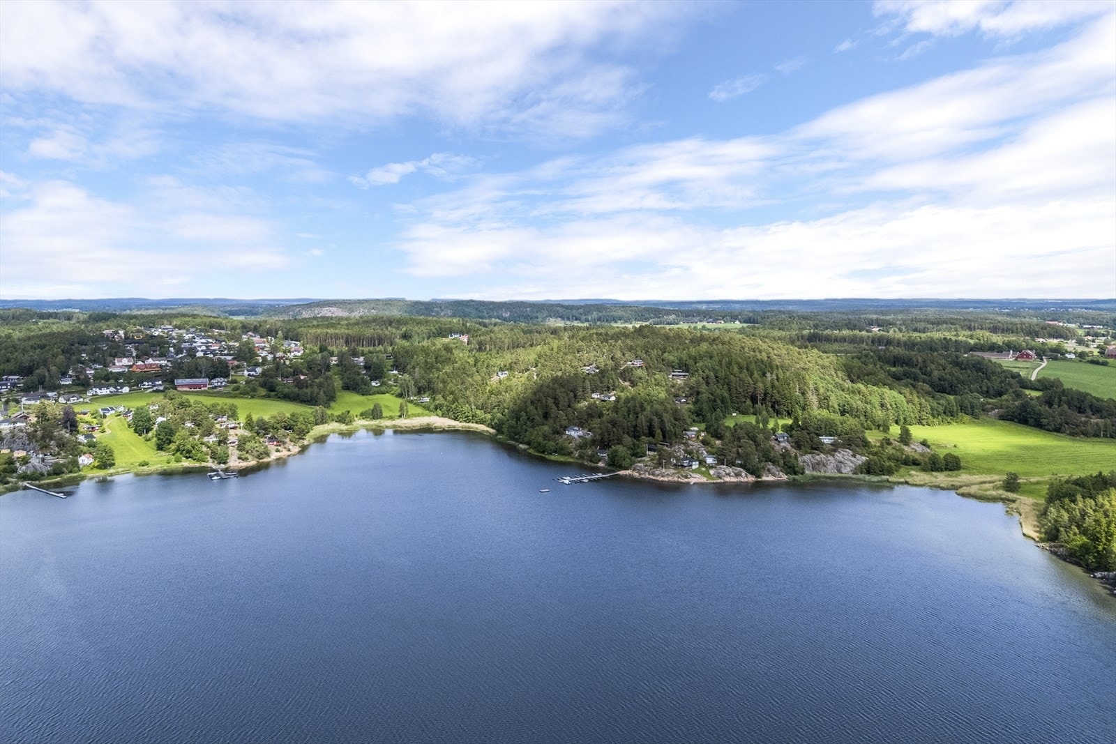 Legg merke til flytebryggen ca midt i bildet hvor hytta har båtplass Galleribilde