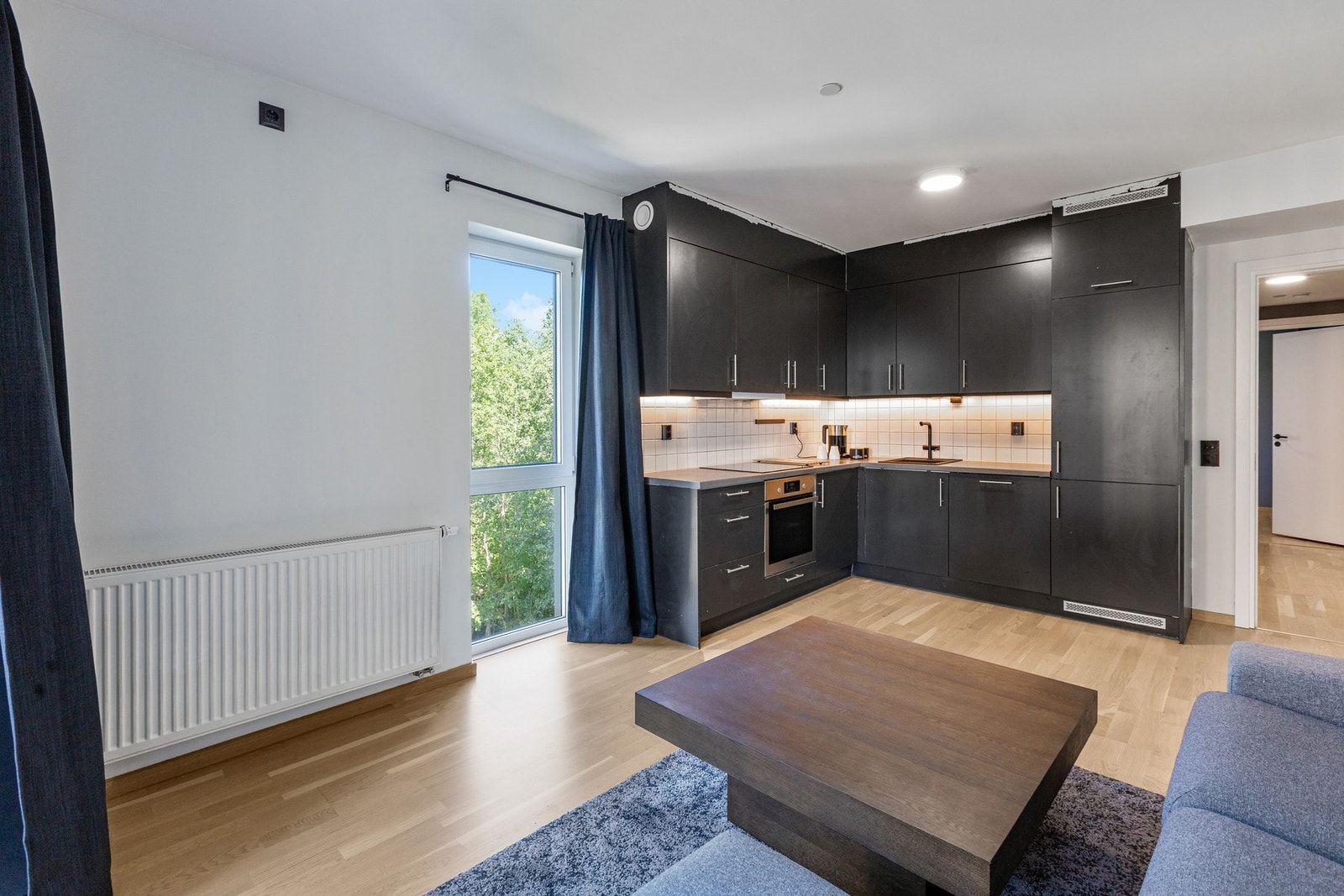 Kjøkken med moderne materialvalg og gjennomført stil. Galleribilde