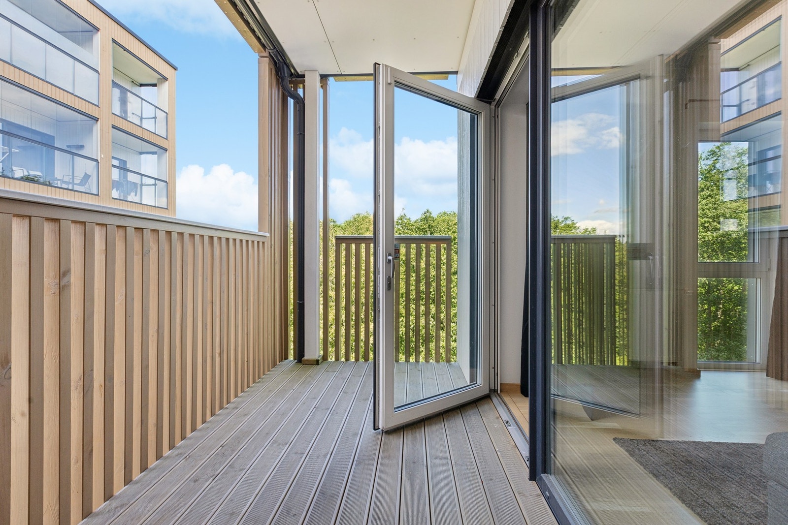 Trivelig uteplass med plass til sittegruppe. Galleribilde