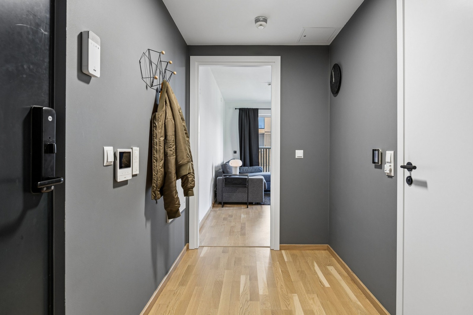 Entré med adkomst til soverom, bad og stue med åpen kjøkkenløsning. Galleribilde