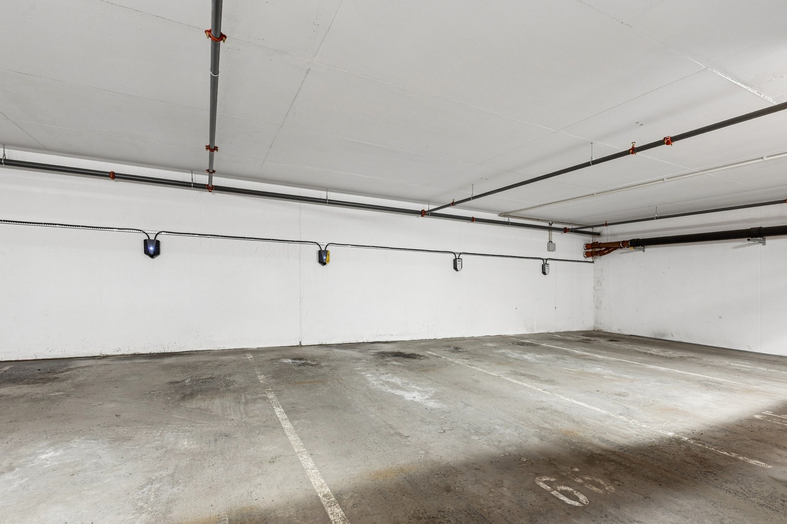Leiligheten har parkeringsplass i garasjeanlegg med heis opp til leiligheten. Galleribilde