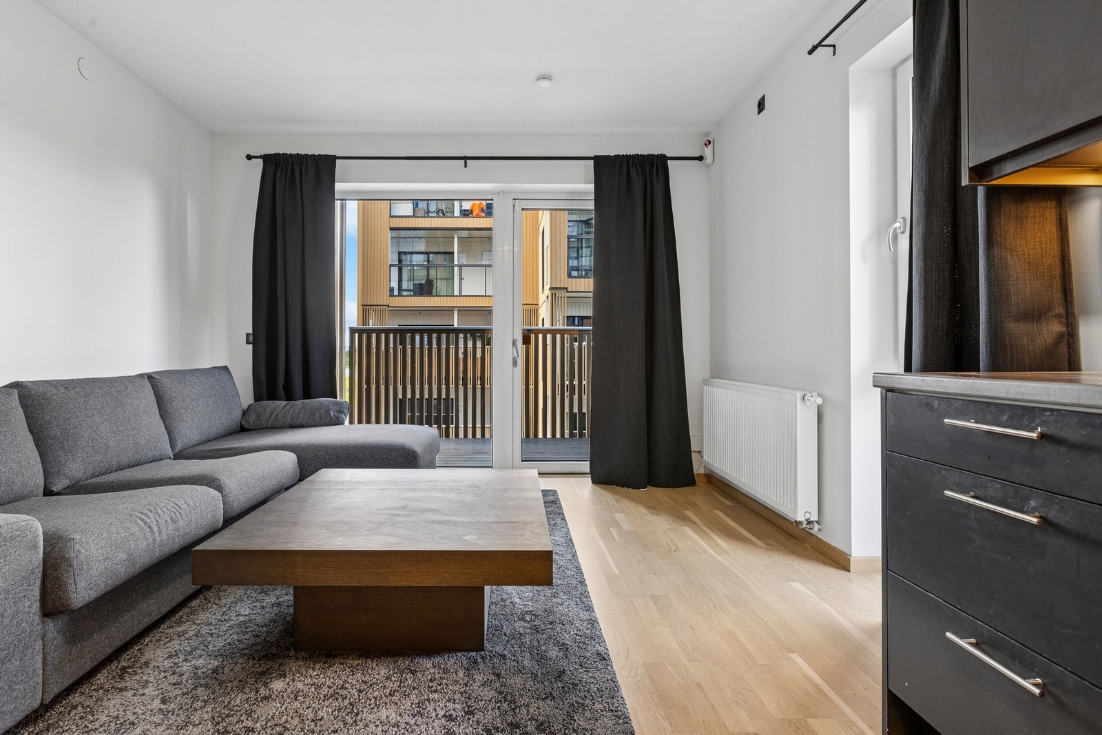 Innbydende stue med naturlig lysinnslipp og praktisk planløsning.. Galleribilde
