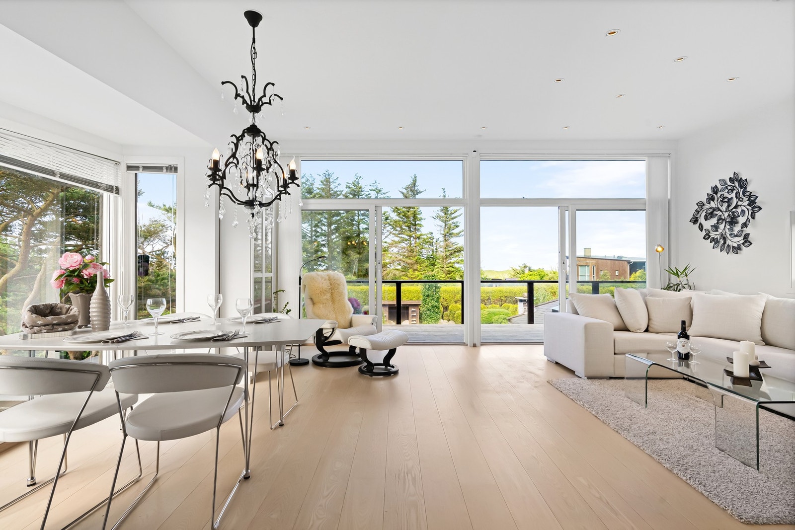 Hytten fremstår lys og luftig med lekker enstavs parkett på gulv og downlights i himling. Galleribilde