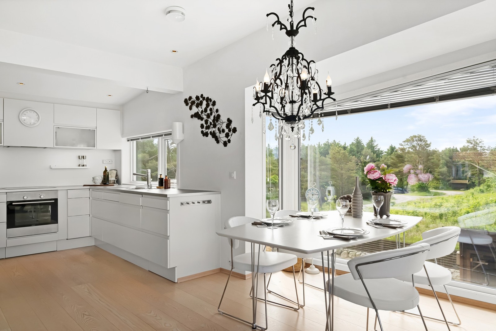 Det er god plass til ønsket spisegruppe. Galleribilde