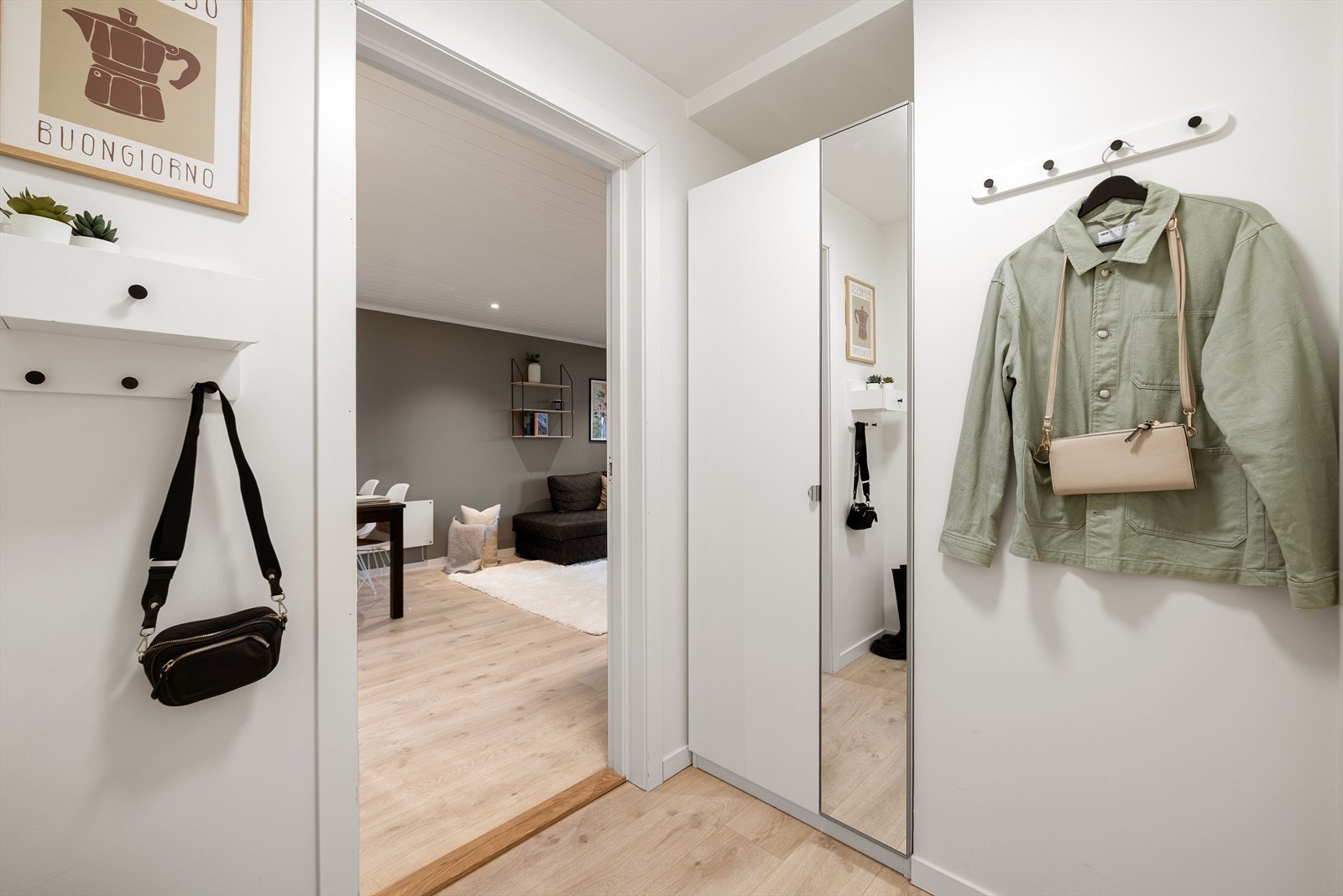 Entré med plass til garderobe og oppheng av yttertøy. Leiligheten disponerer også en bod i kjeller som gir gode oppbevaringsmuligheter. Galleribilde