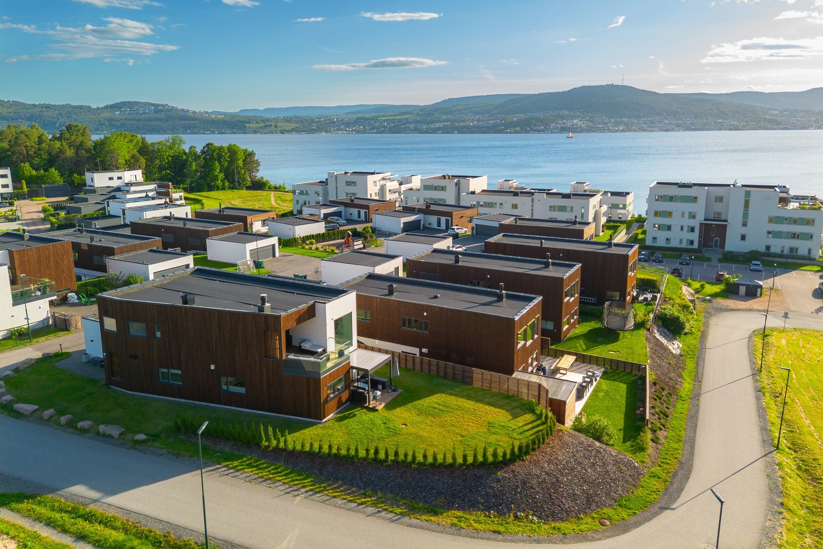 Velkommen til Engersand Havn 57 - en stilren, moderne og innholdsrik funkis enebolig med attraktiv beliggenhet i et etablert, fredelig og fjordnært boligområde.