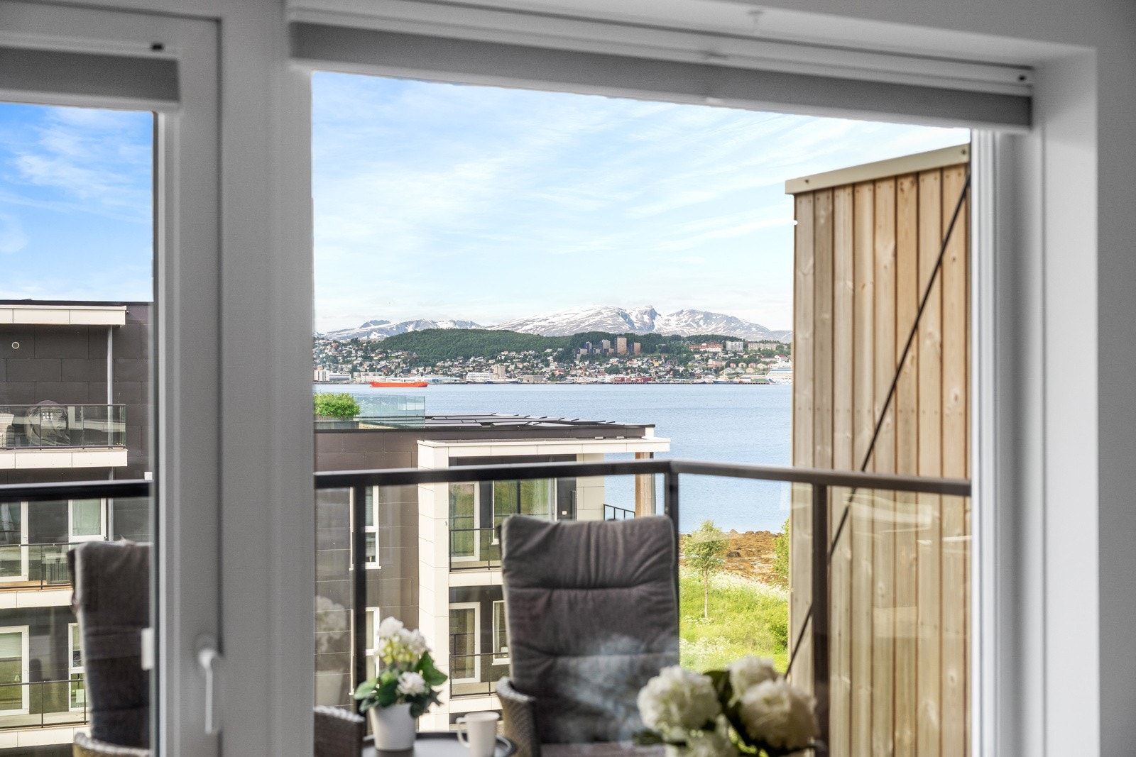 Det er store vindusflater som gir rikelig med naturlig lysinnslipp og bevarer den flotte utsikten!