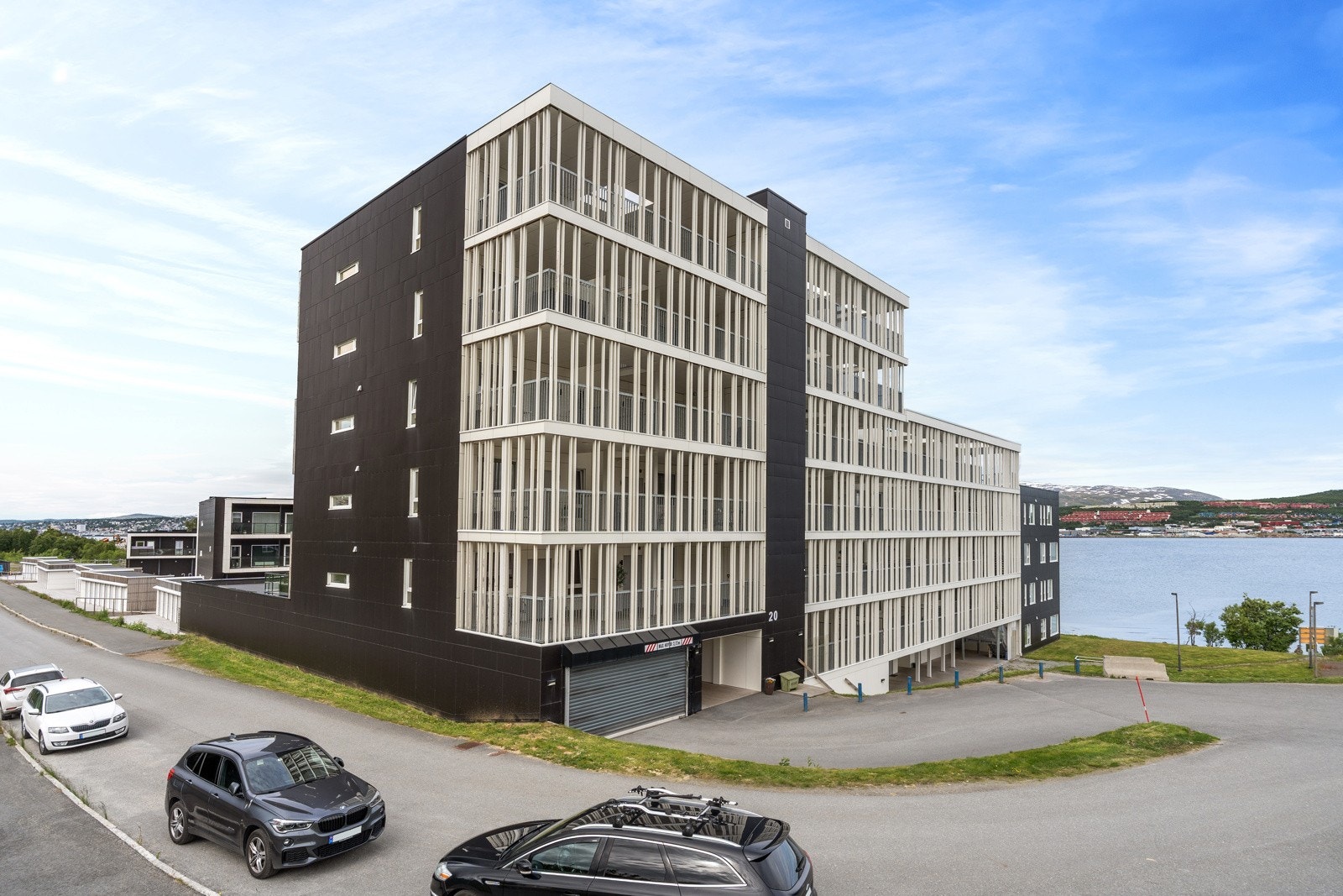 Attraktiv beliggenhet i Kroken Vest med sjøen som nærmeste nabo og flotte felles uteområder.
